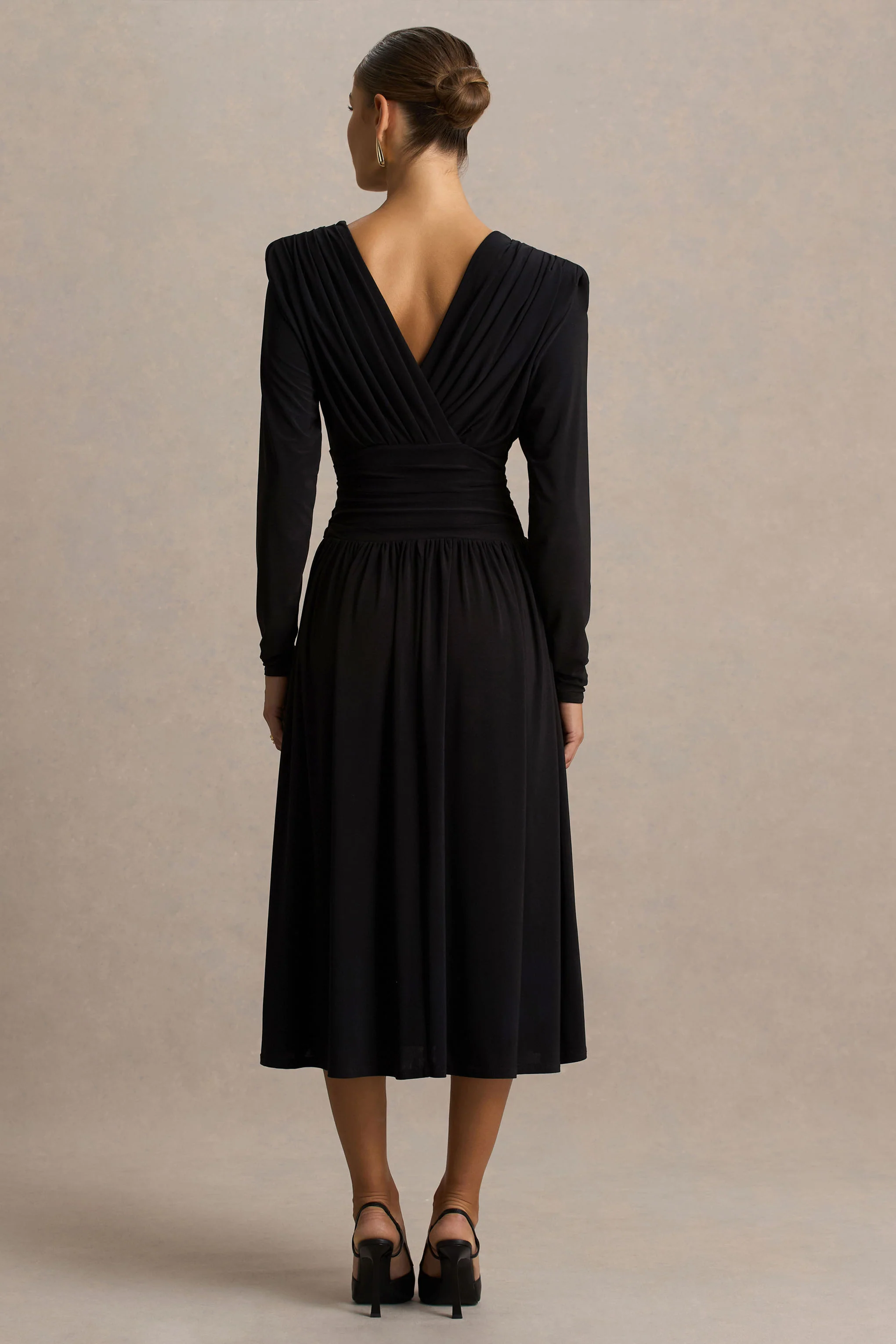 Alexis | Robe longue noire à décolleté plongeant avec détails drapés et froncés - Image 2