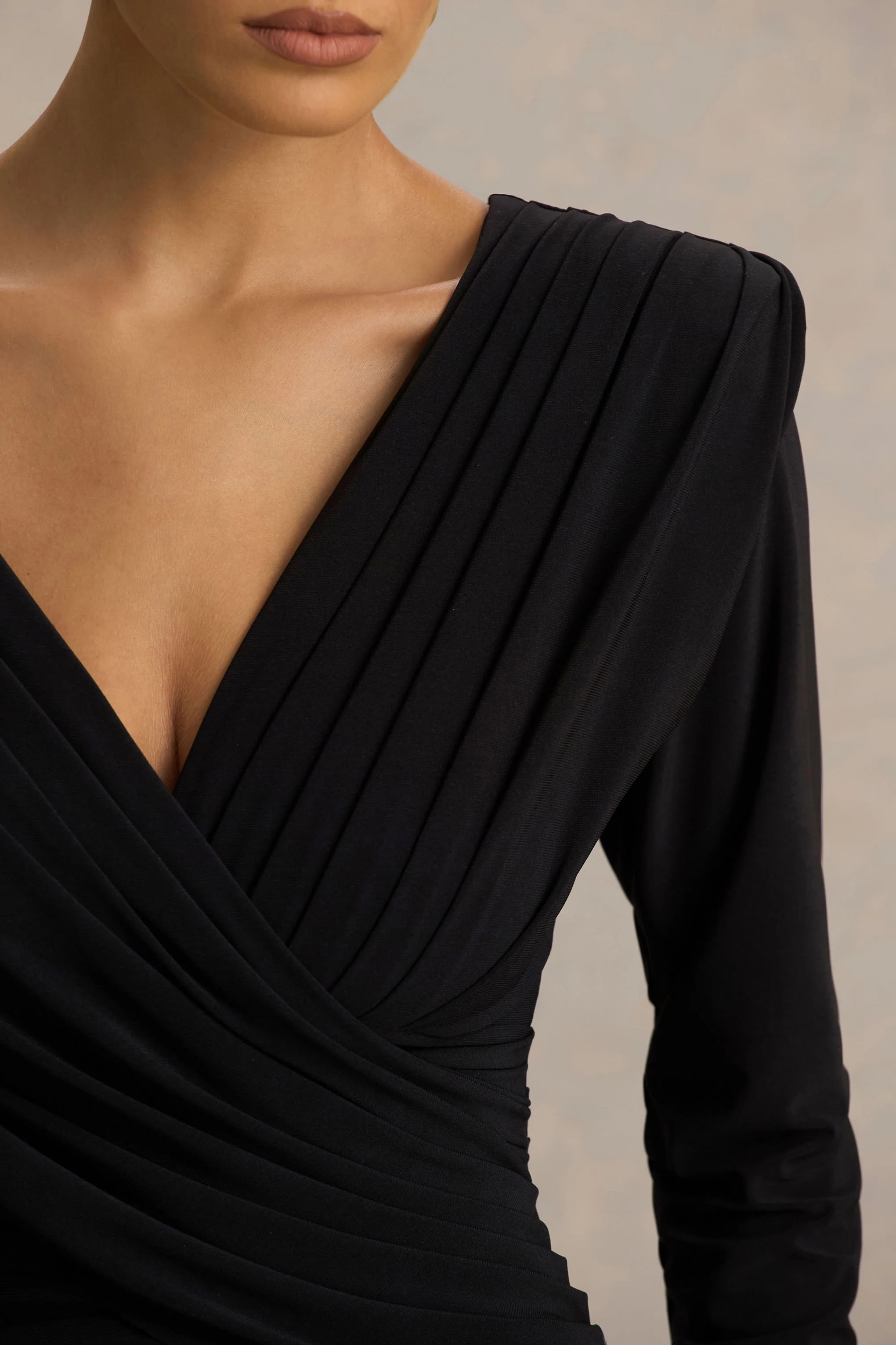 Alexis | Robe longue noire à décolleté plongeant avec détails drapés et froncés - Image 3