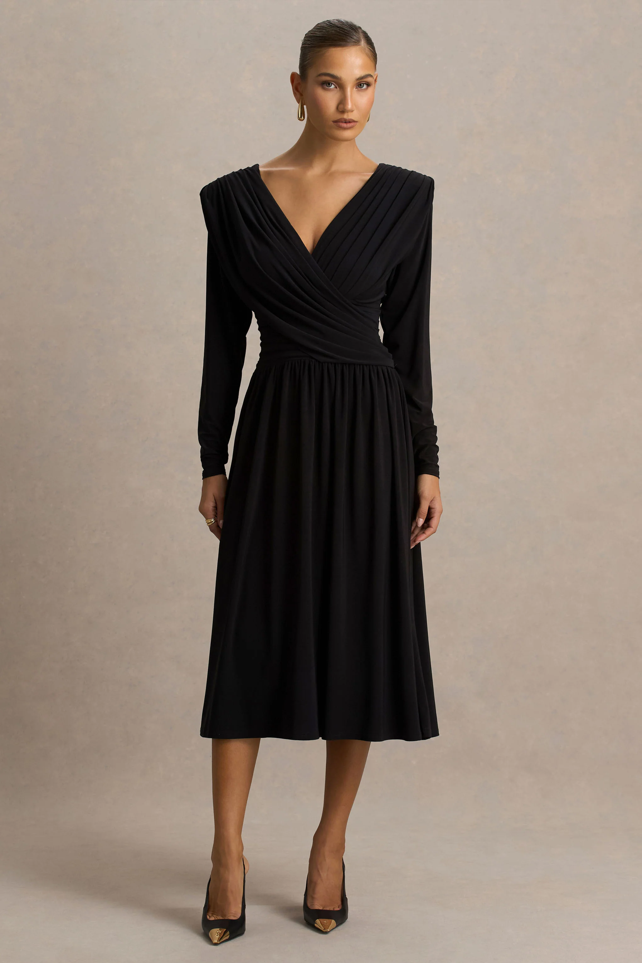 Alexis | Robe longue noire à décolleté plongeant avec détails drapés et froncés - Image 4
