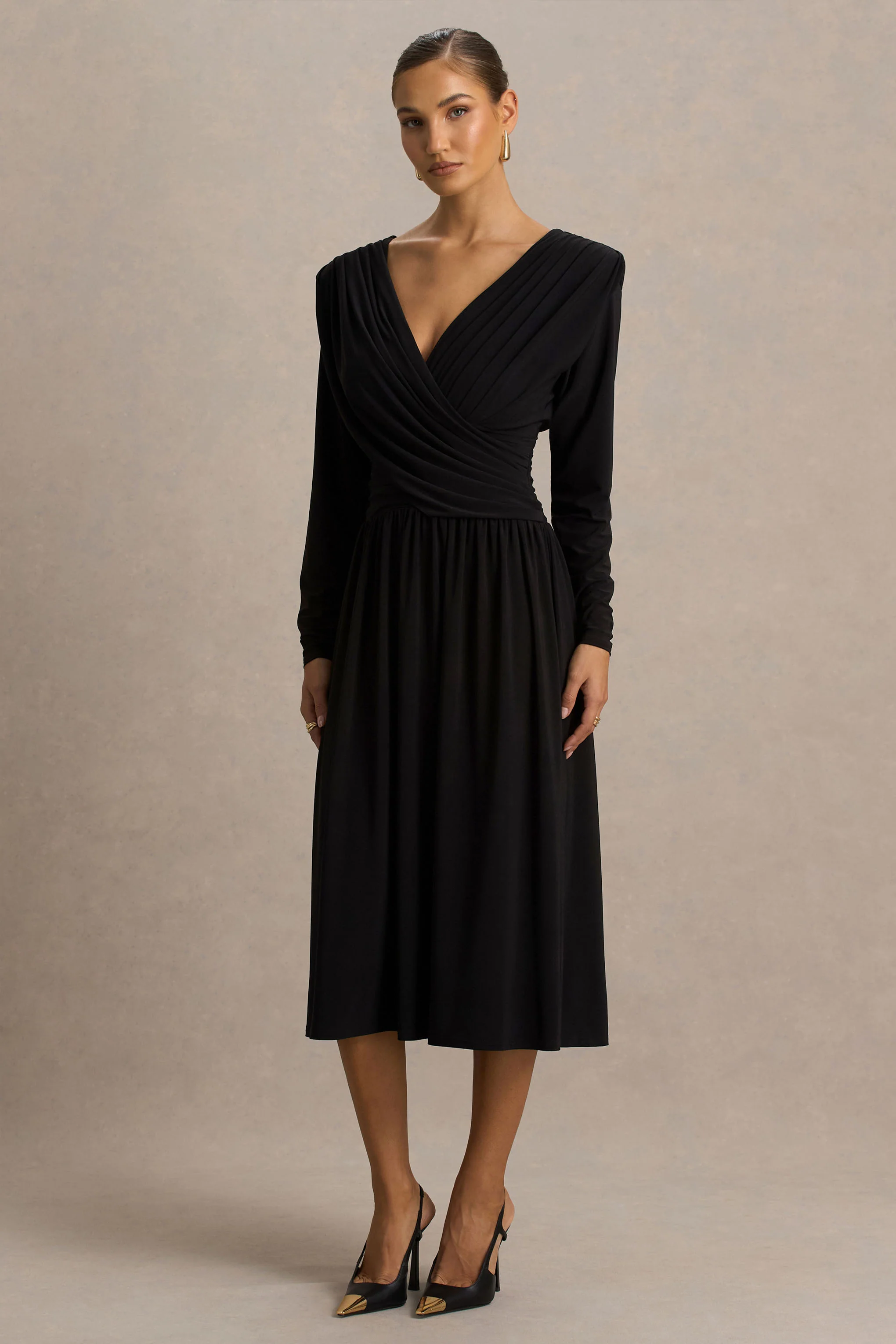 Alexis | Robe longue noire à décolleté plongeant avec détails drapés et froncés - Image 5