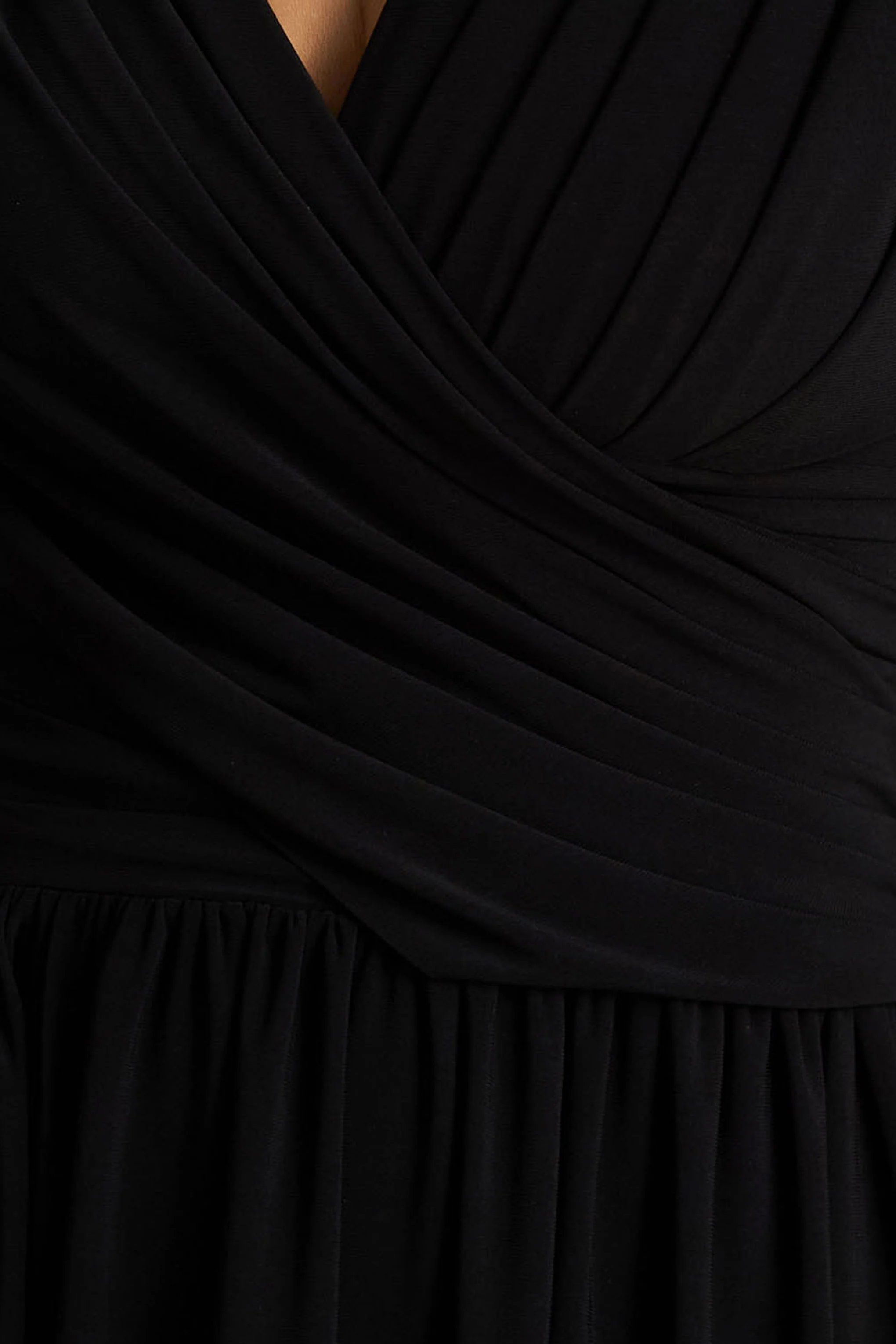 Alexis | Robe longue noire à décolleté plongeant avec détails drapés et froncés - Image 6