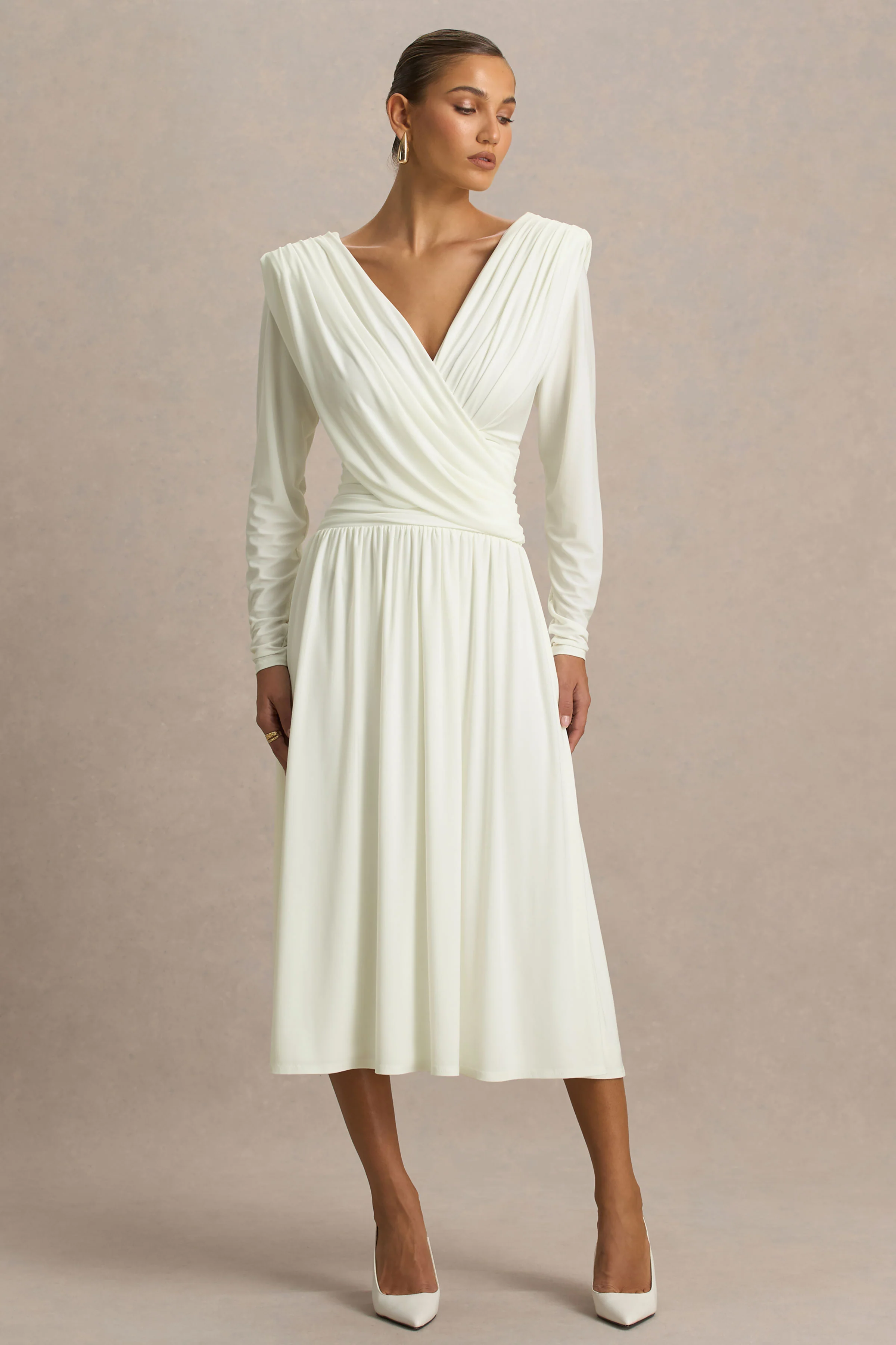 Alexis | Robe mi-longue blanche à décolleté plongeant avec drapés et détails froncés