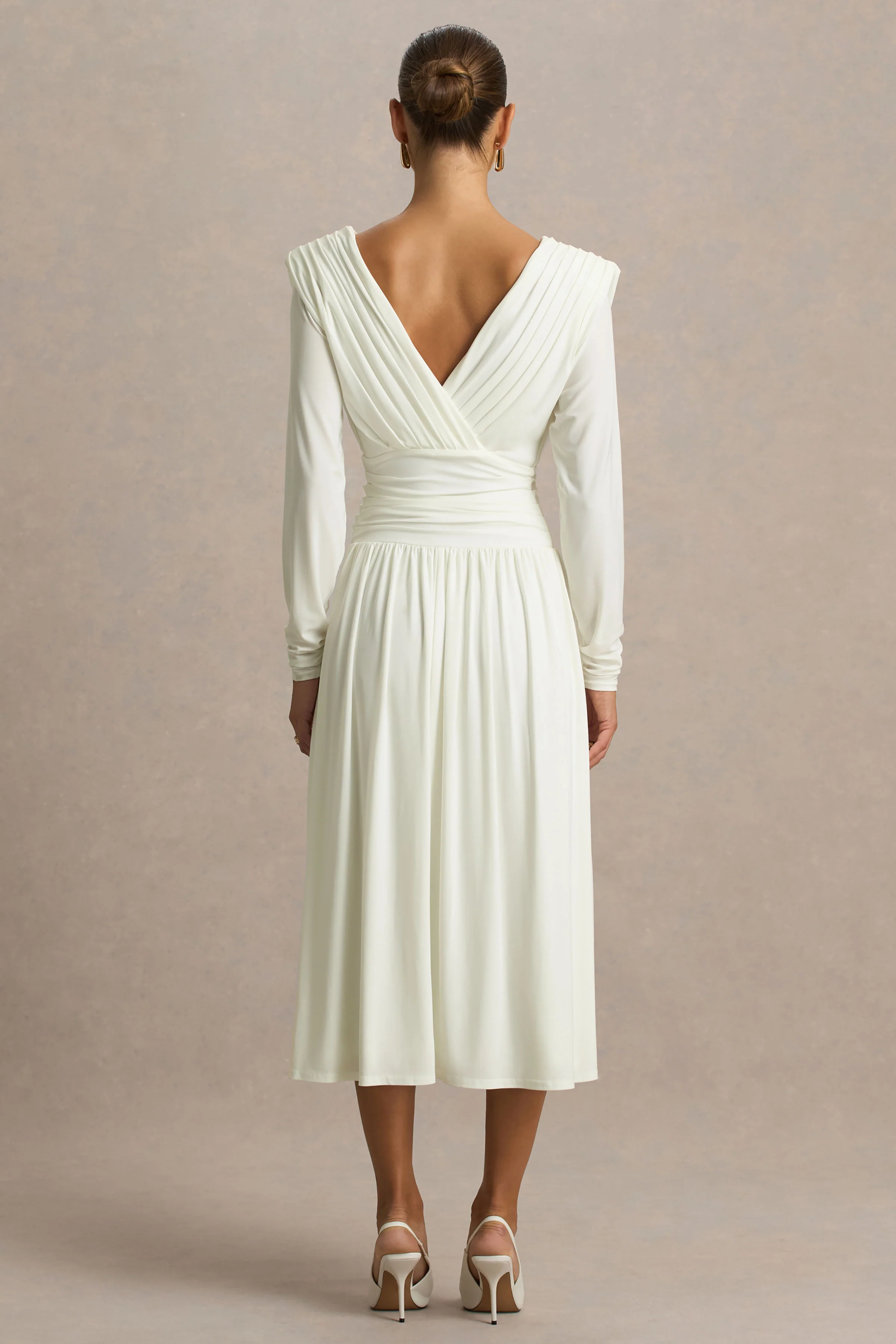 Alexis | Robe mi-longue blanche à décolleté plongeant avec drapés et détails froncés - Image 2