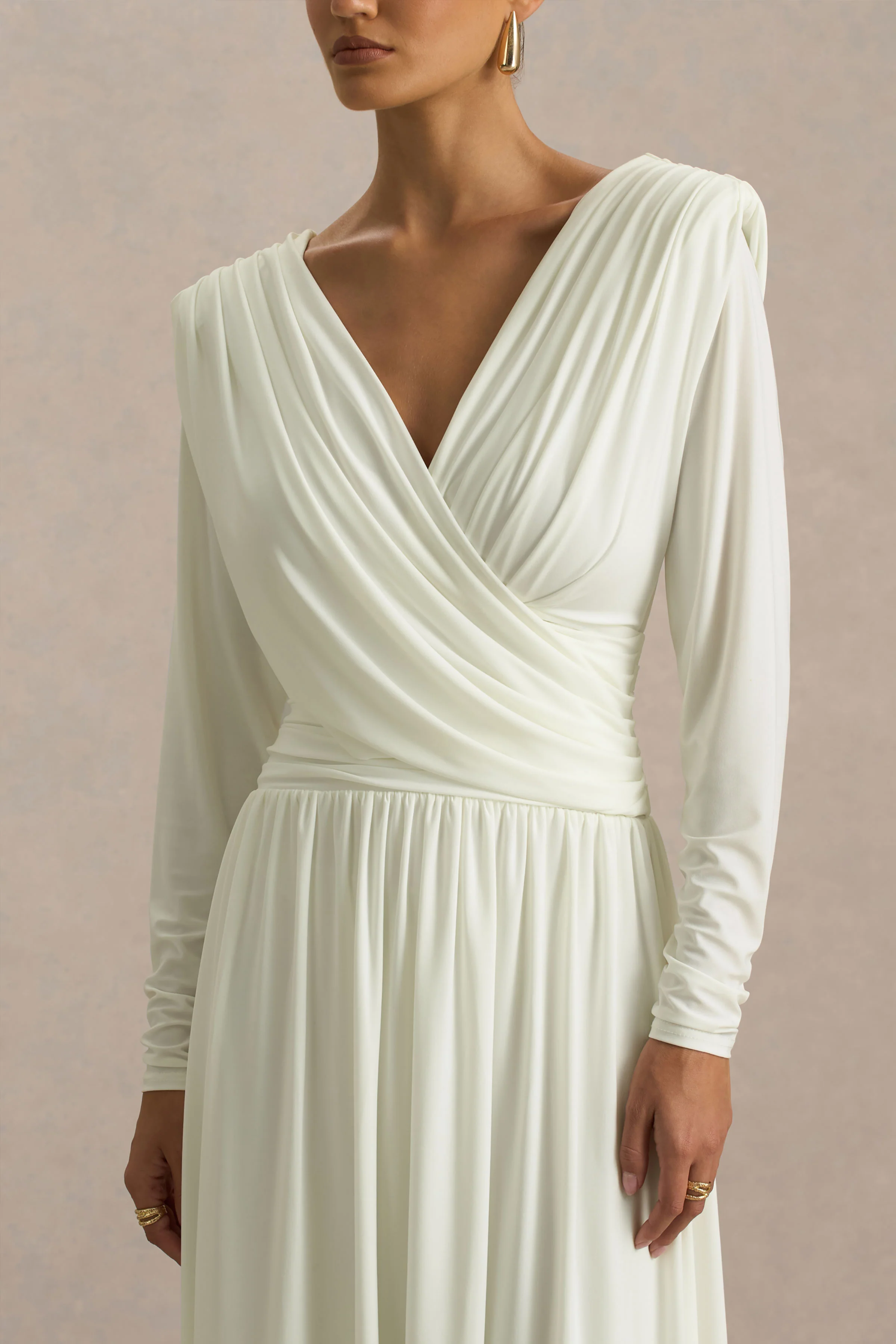 Alexis | Robe mi-longue blanche à décolleté plongeant avec drapés et détails froncés - Image 3