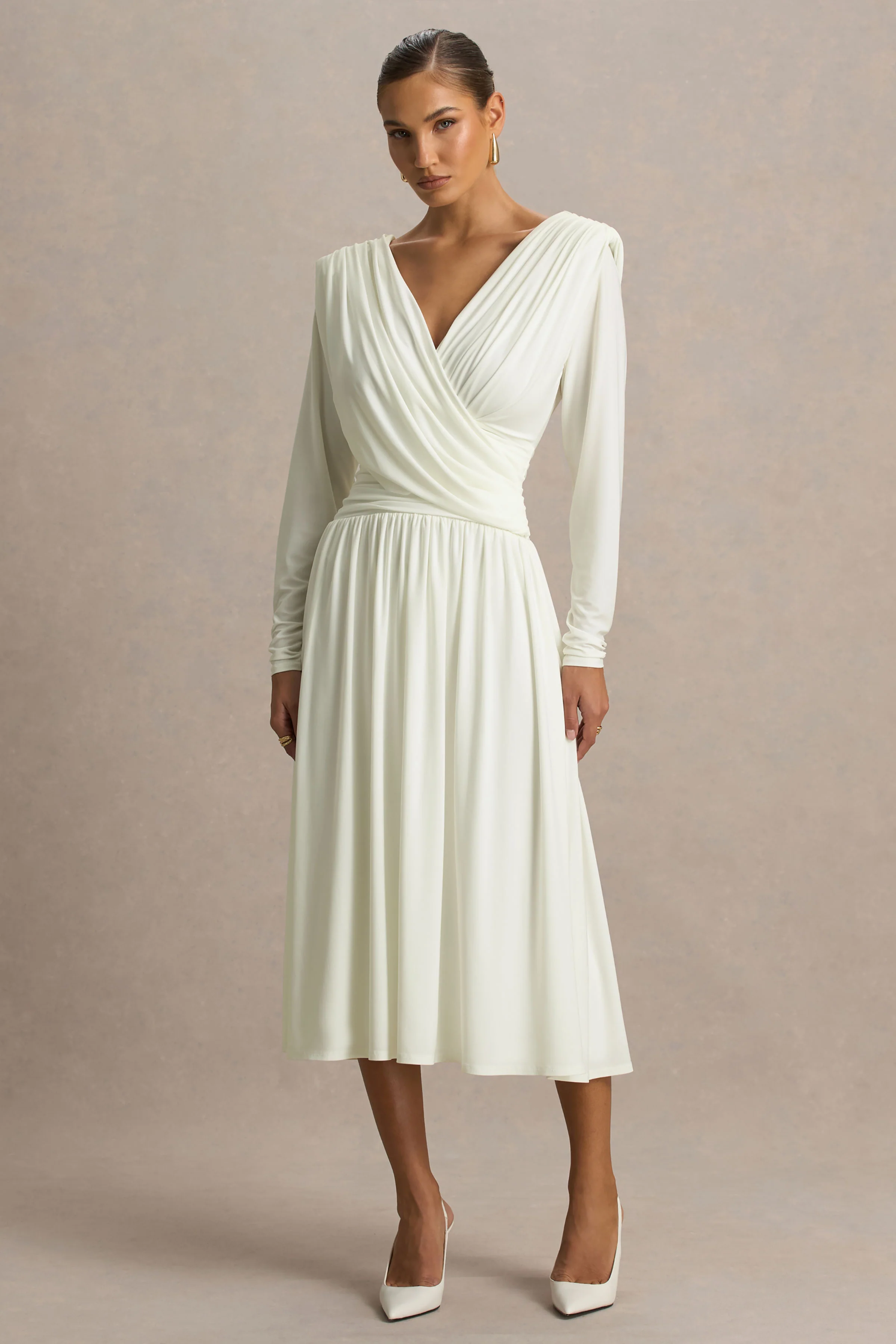 Alexis | Robe mi-longue blanche à décolleté plongeant avec drapés et détails froncés - Image 4