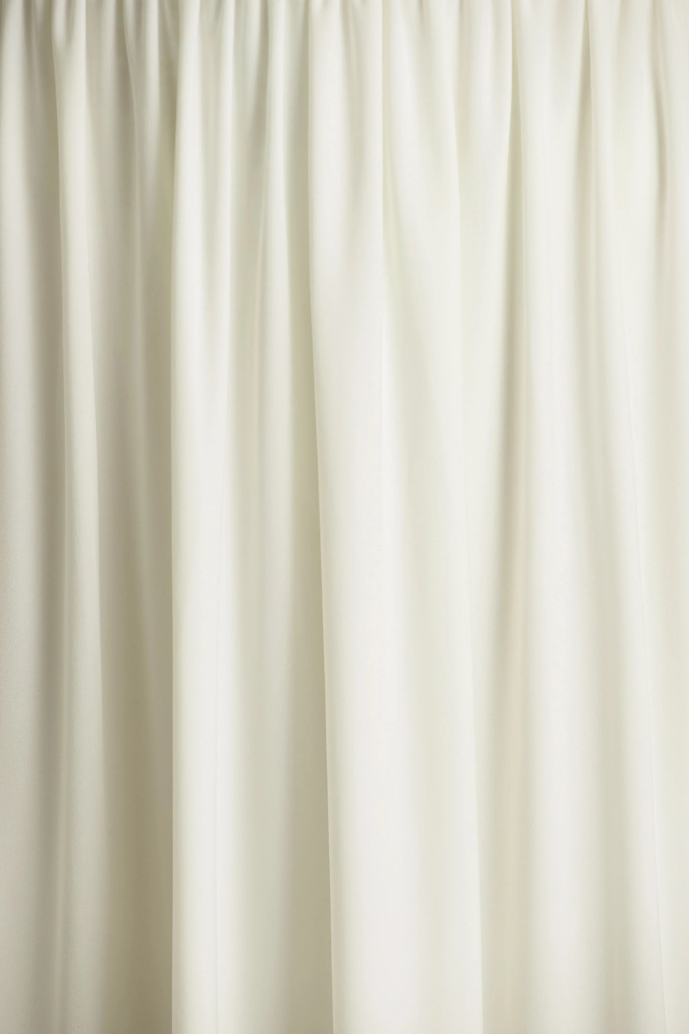 Alexis | Robe mi-longue blanche à décolleté plongeant avec drapés et détails froncés - Image 5