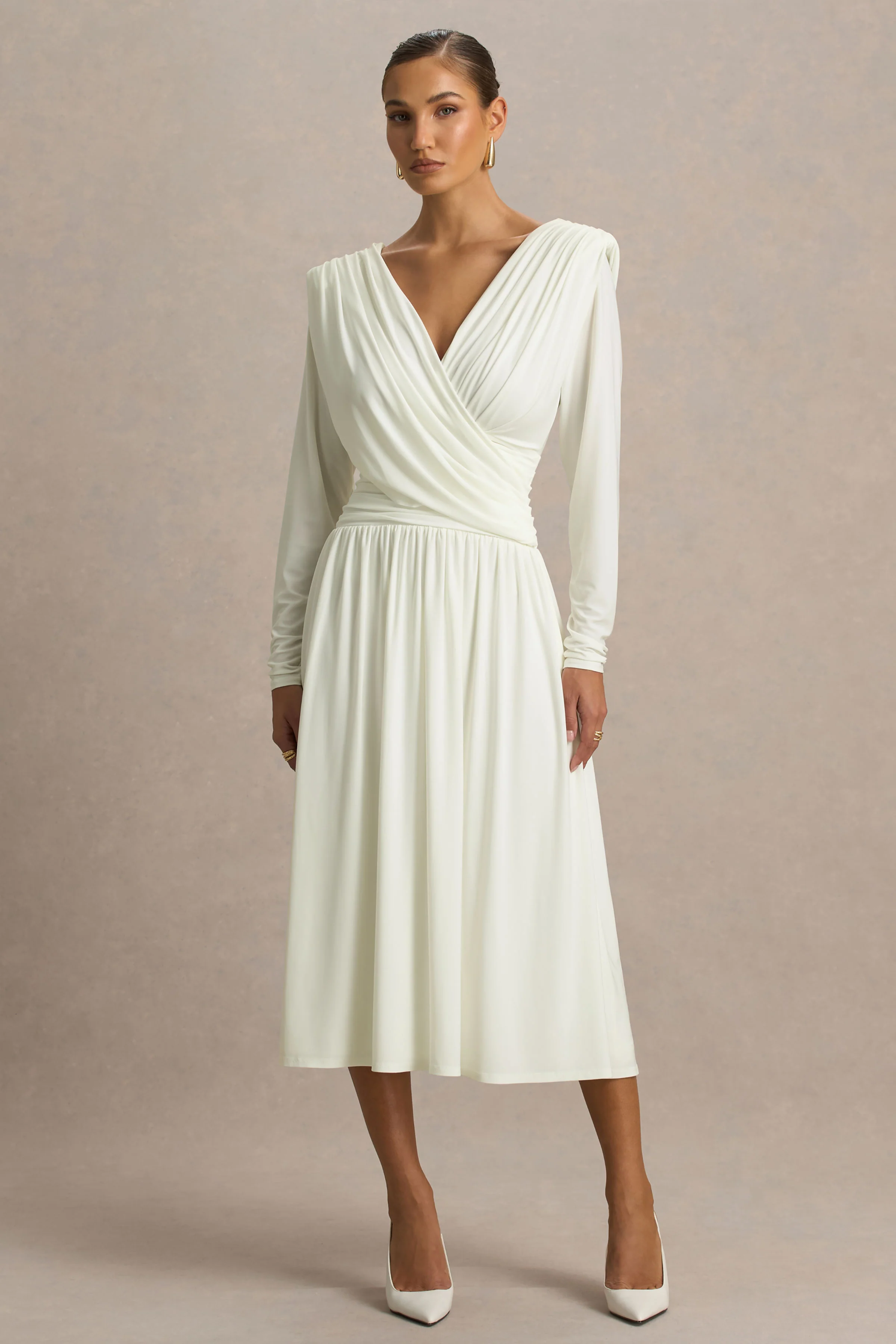 Alexis | Robe mi-longue blanche à décolleté plongeant avec drapés et détails froncés - Image 7