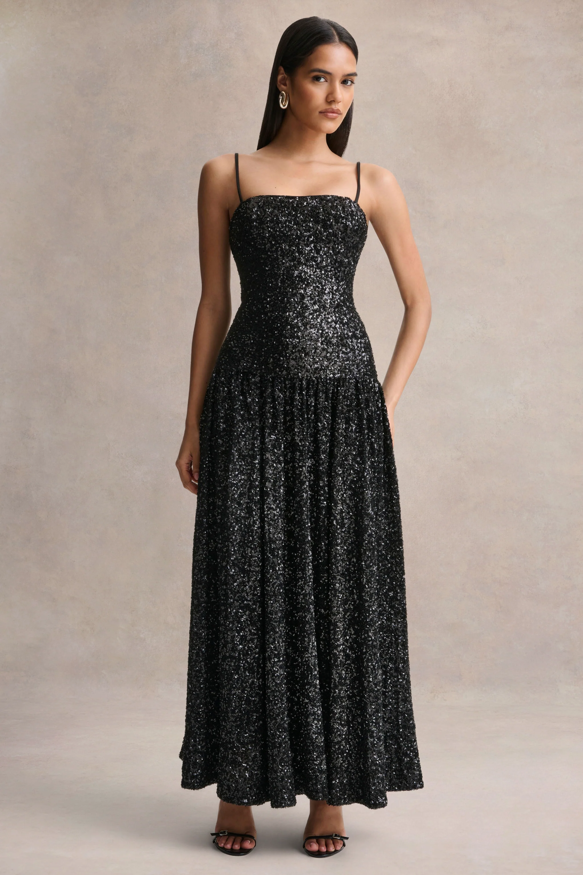 Allora | Robe longue en sequins noirs à col carré avec jupe plissée