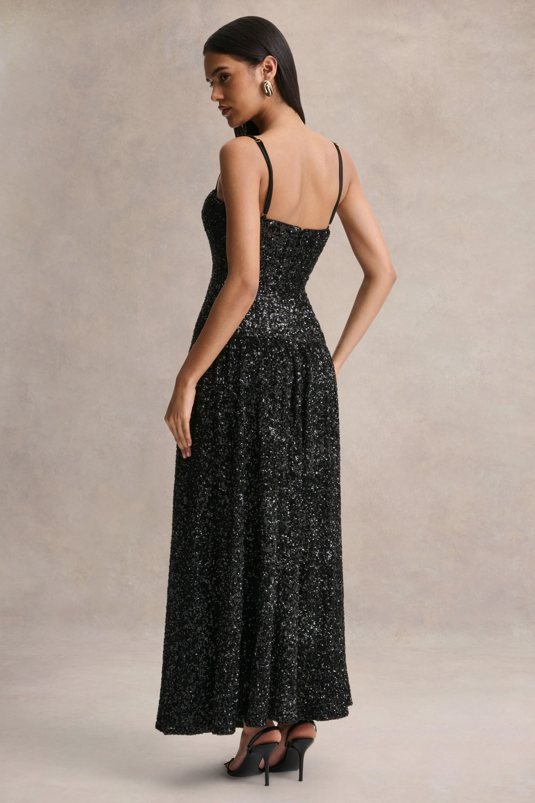 Allora | Robe longue en sequins noirs à col carré avec jupe plissée - Image 2