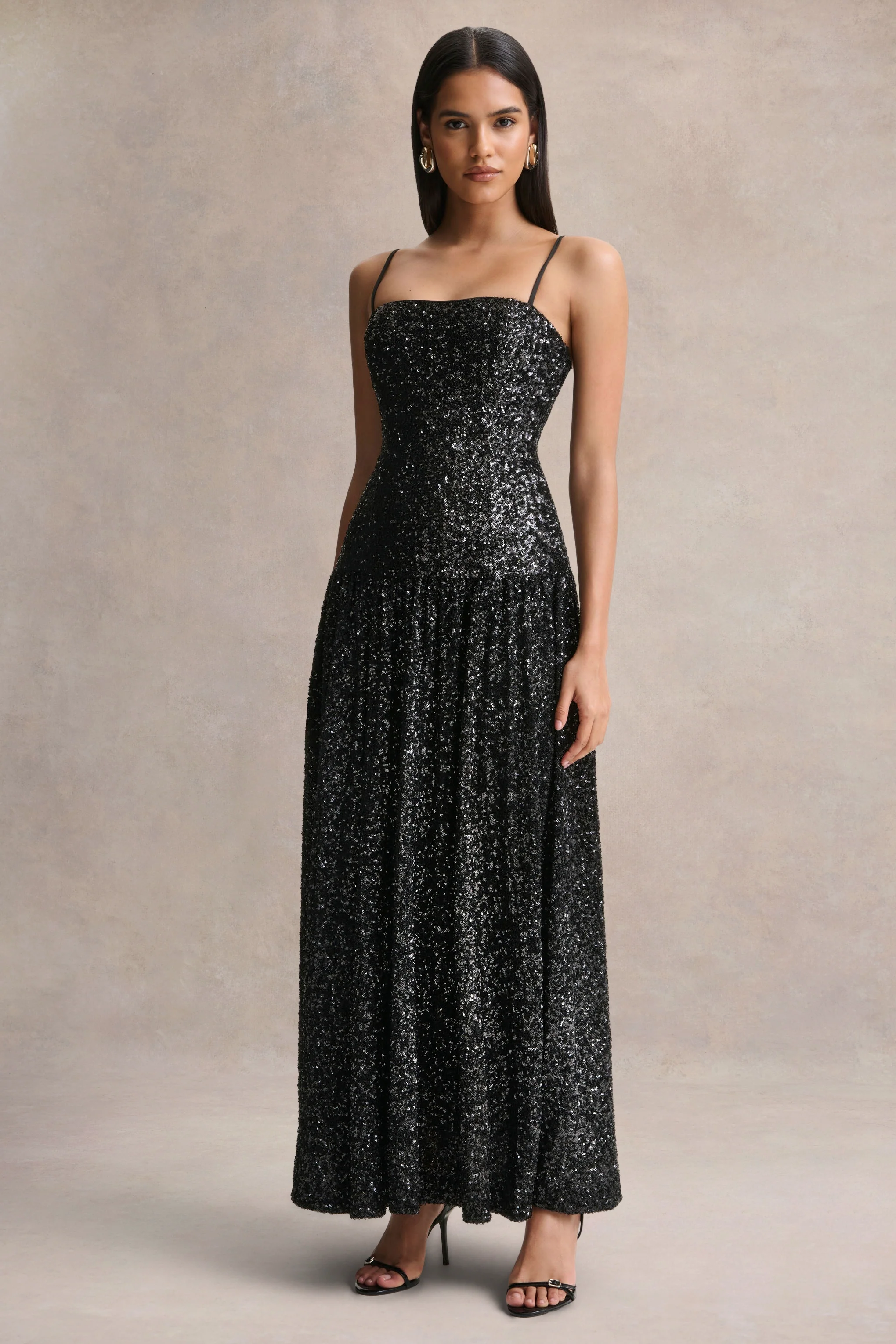 Allora | Robe longue en sequins noirs à col carré avec jupe plissée - Image 5