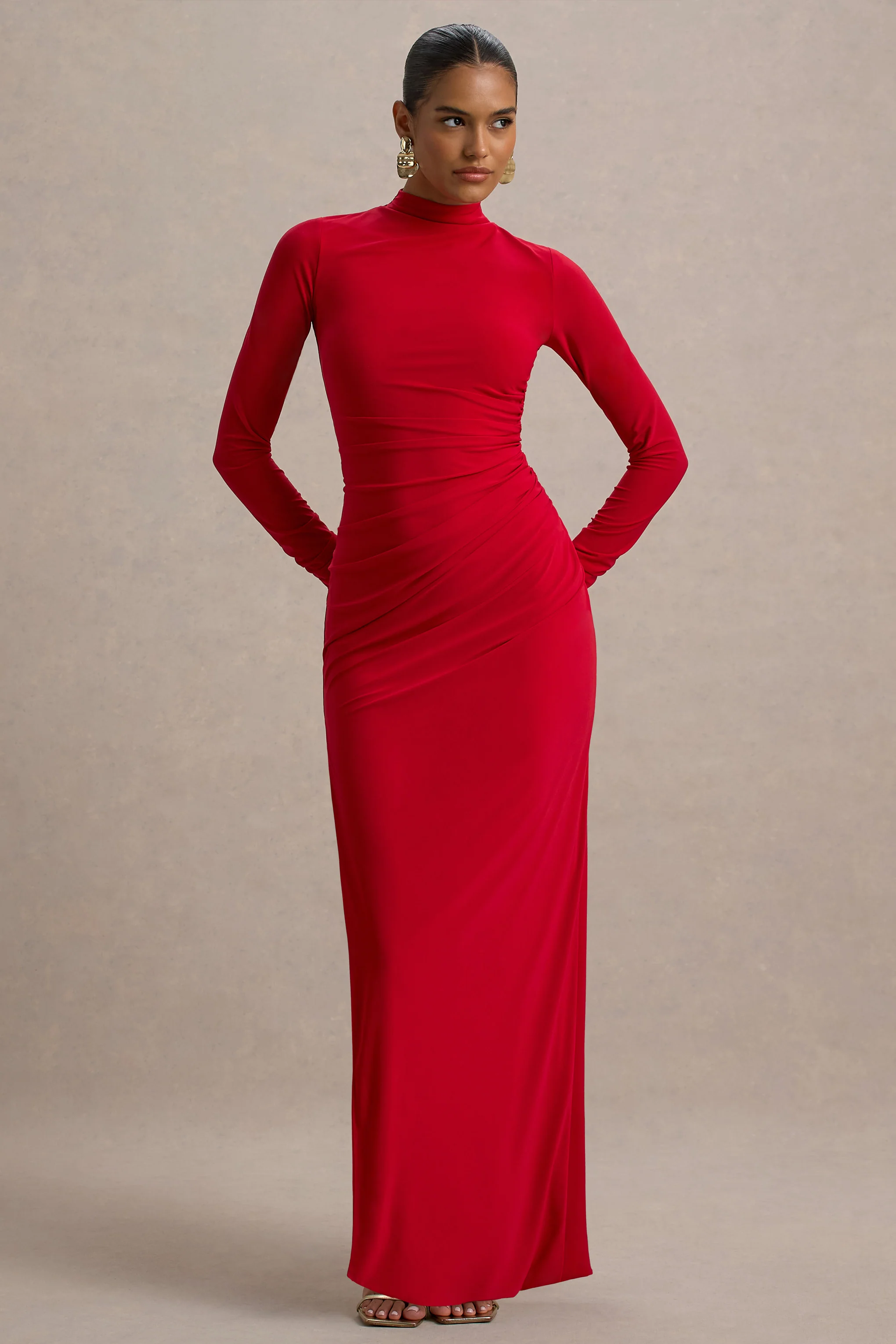 Alluring | Robe longue rouge à col montant avec détails froncés - Image 5
