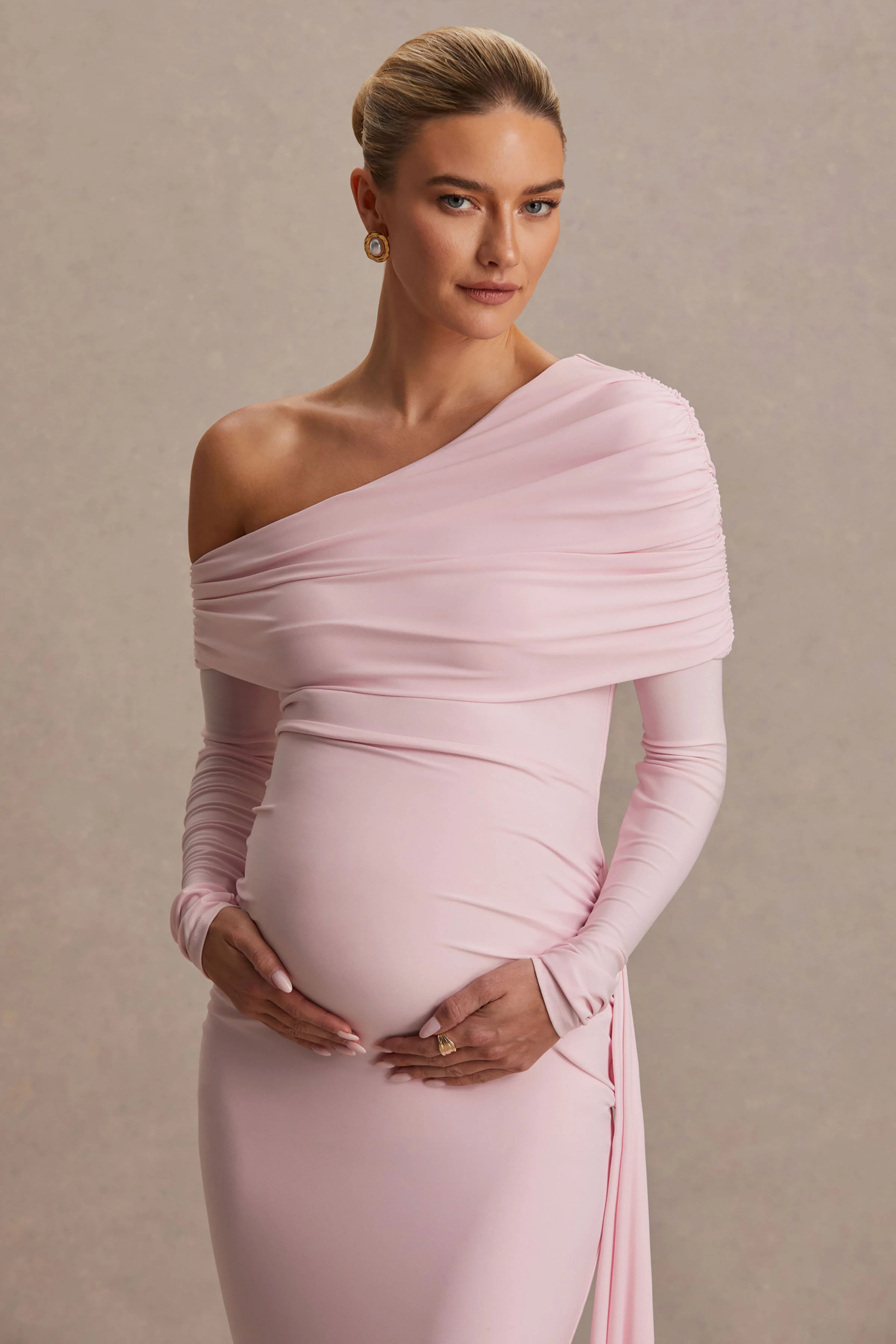 Amara | Robe longue de maternité rose poudré à encolure asymétrique avec détail de ceinture - Image 3