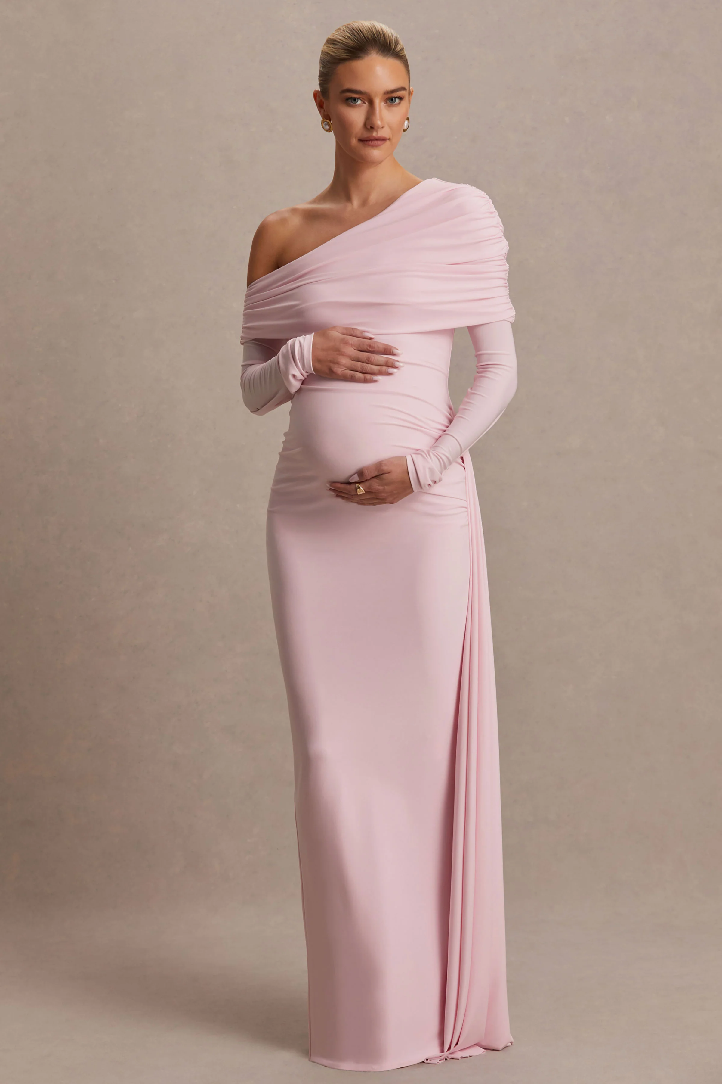 Amara | Robe longue de maternité rose poudré à encolure asymétrique avec détail de ceinture - Image 4