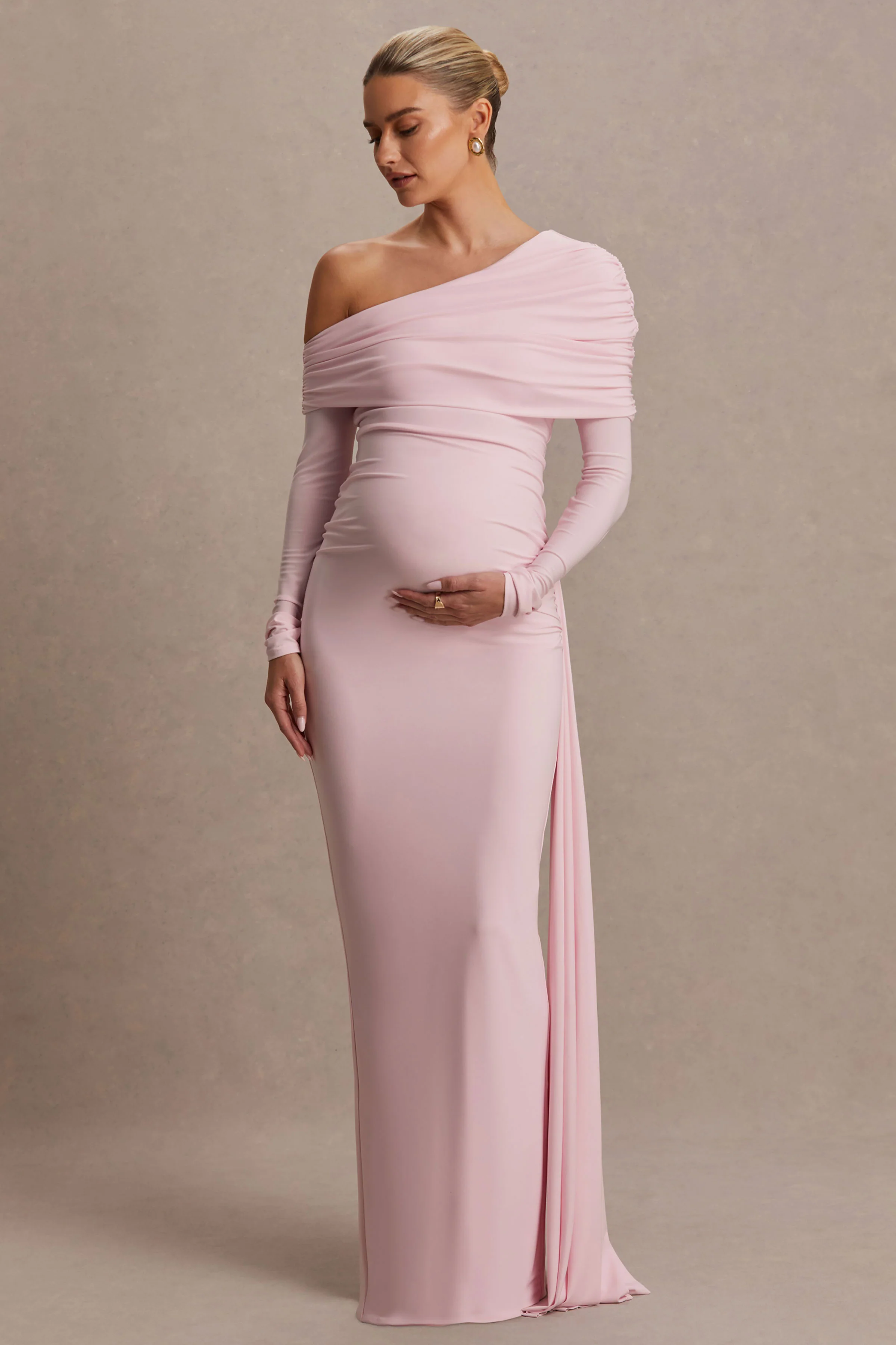 Amara | Robe longue de maternité rose poudré à encolure asymétrique avec détail de ceinture - Image 5