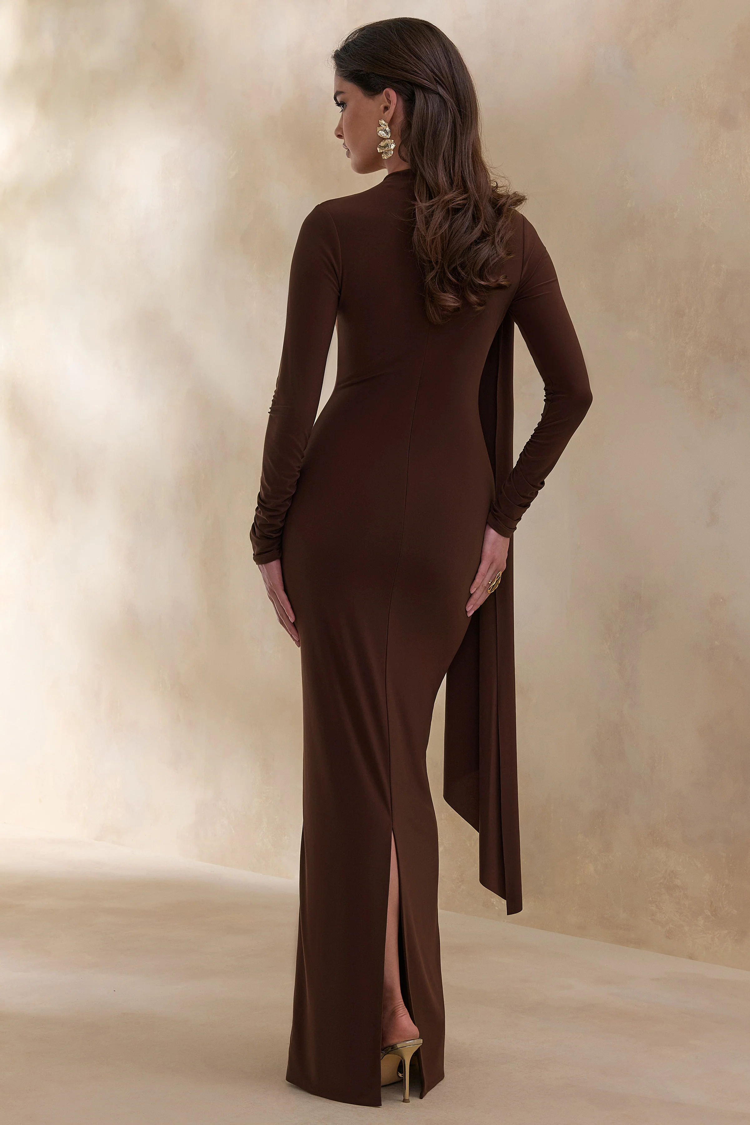 Amaria | Robe longue marron à encolure haute et détail écharpe - Image 2