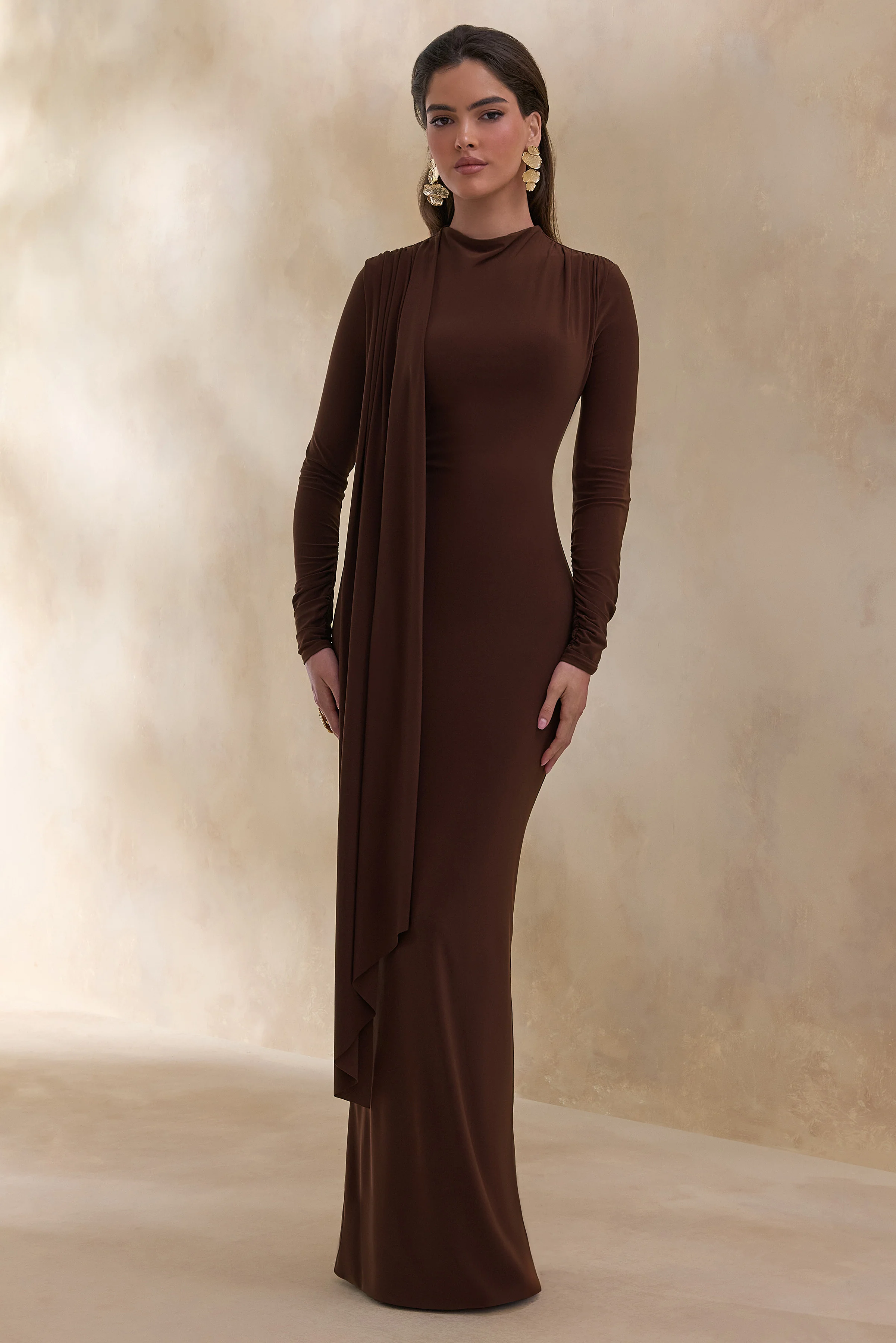 Amaria | Robe longue marron à encolure haute et détail écharpe - Image 5