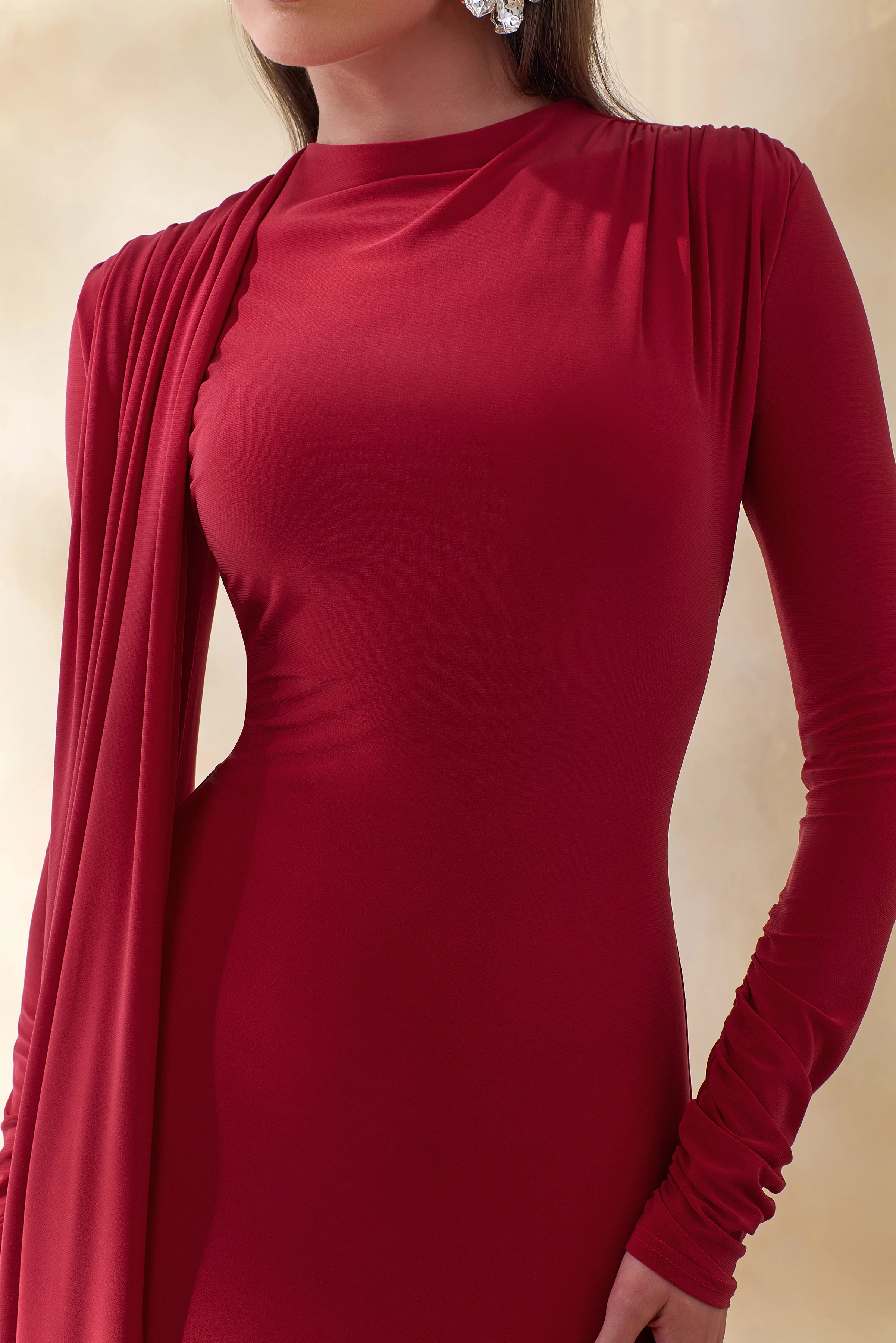 Amaria | Robe longue rouge à encolure haute et détail écharpe - Image 3