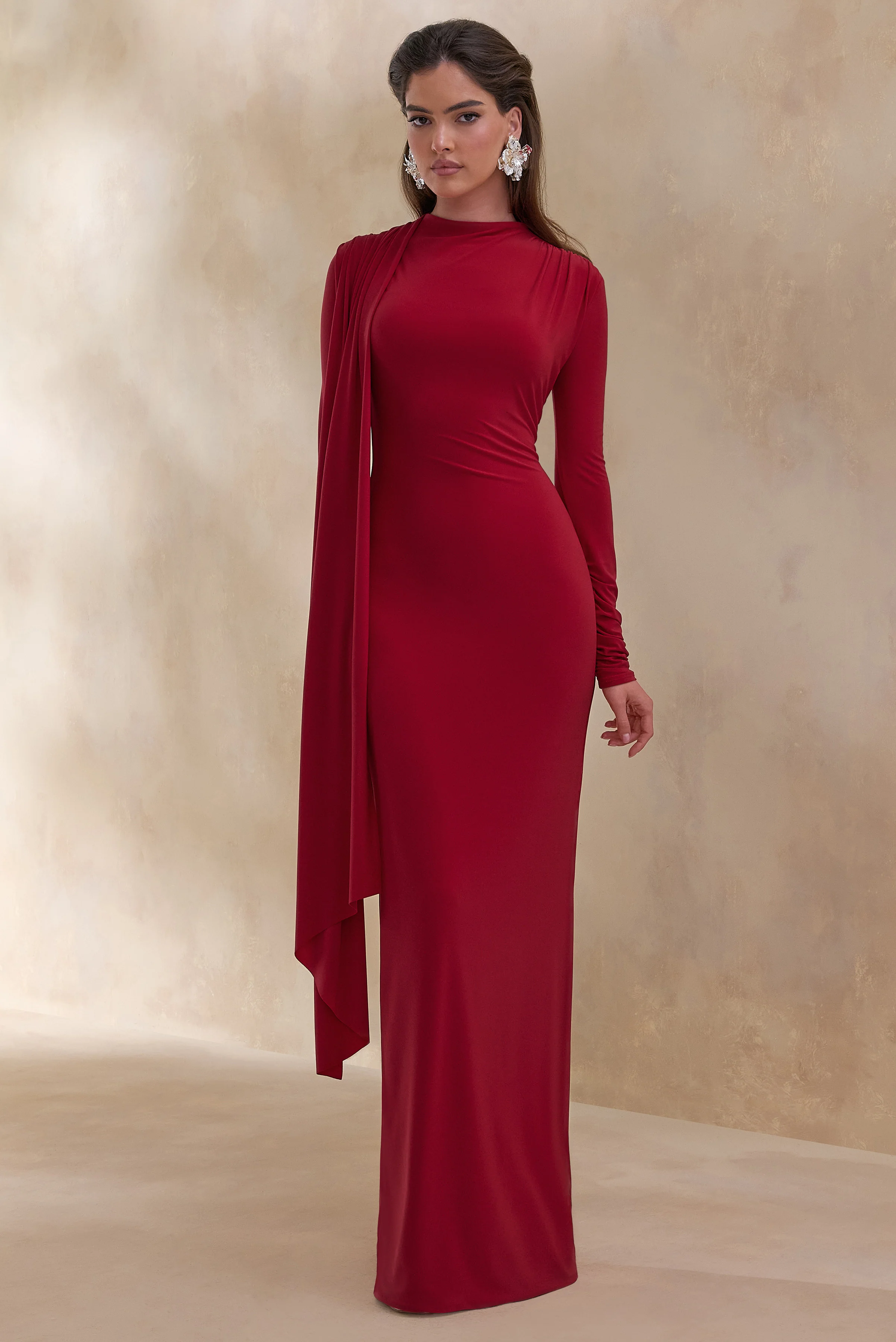 Amaria | Robe longue rouge à encolure haute et détail écharpe - Image 5