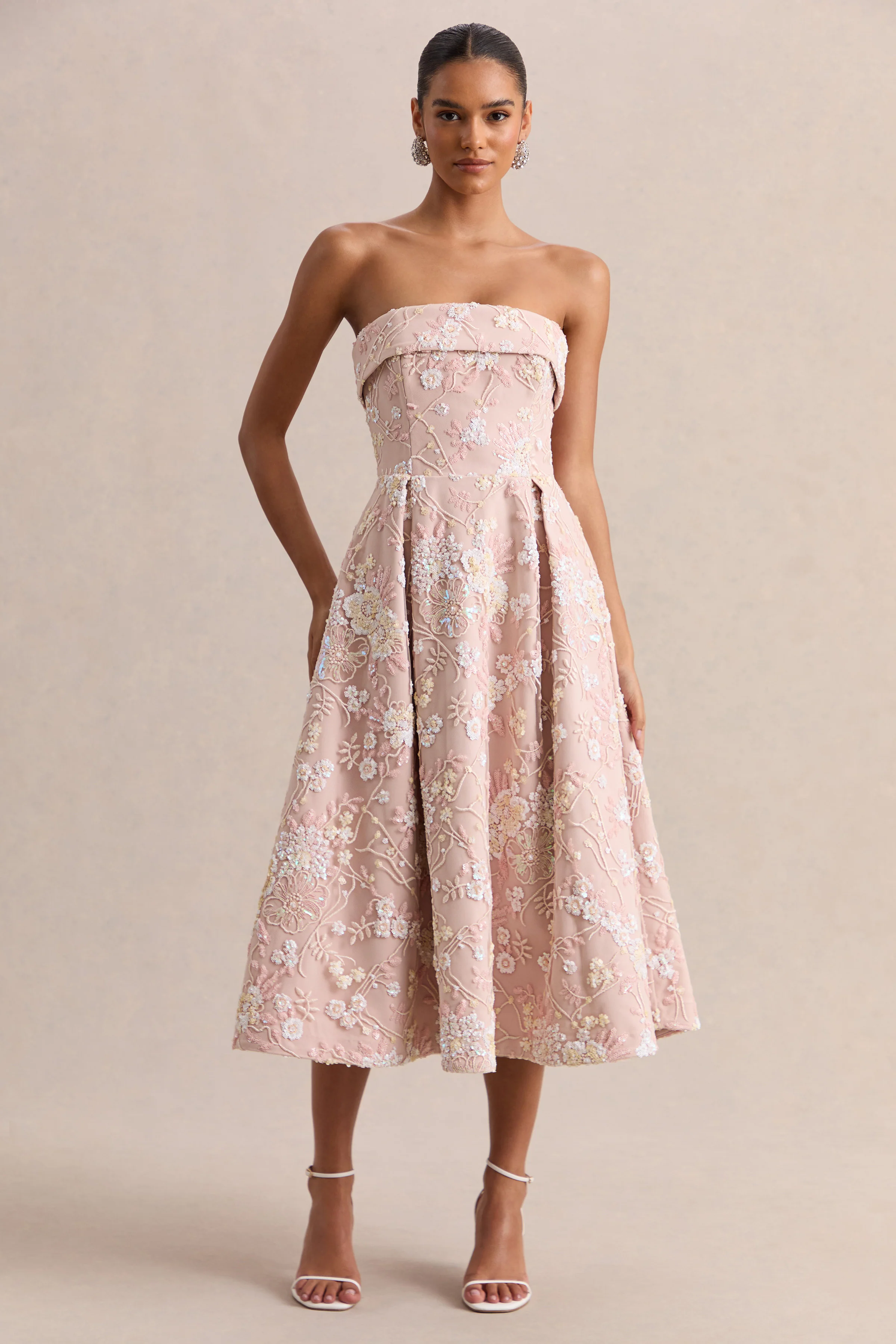 Amaris | Robe mi-longue bandeau rose à fleurs ornées avec jupe patineuse