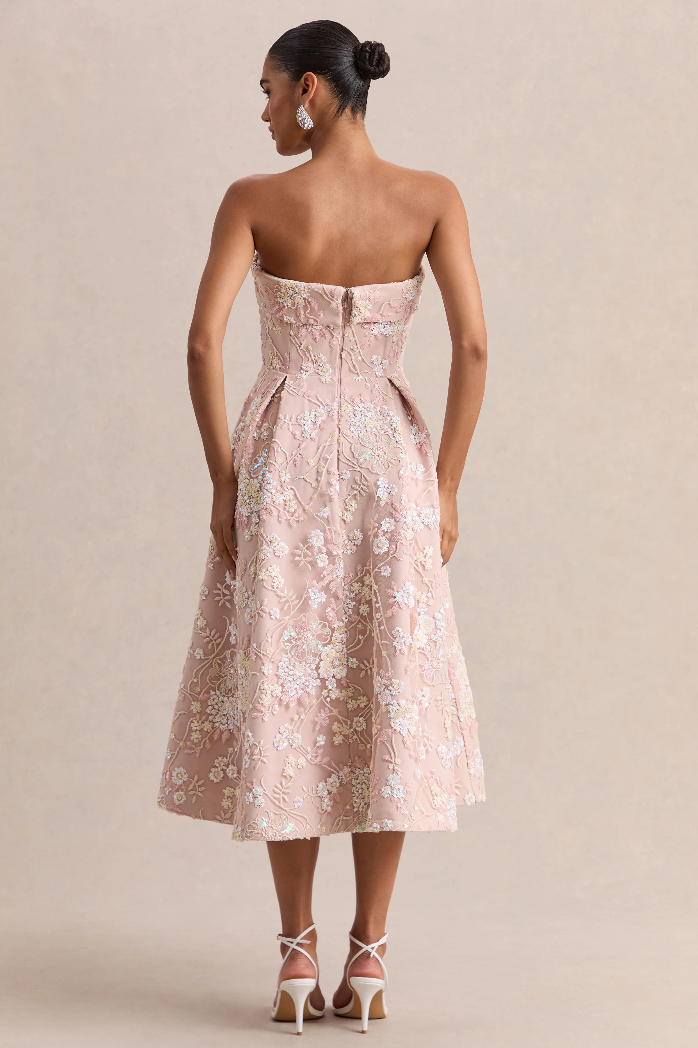 Amaris | Robe mi-longue bandeau rose à fleurs ornées avec jupe patineuse - Image 2