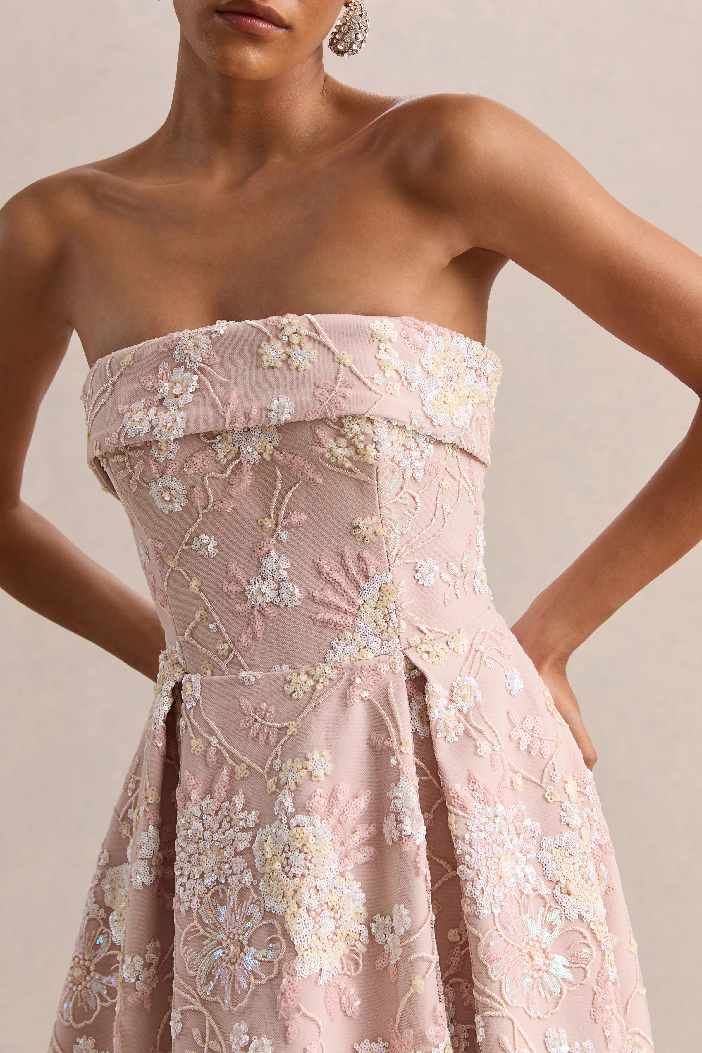 Amaris | Robe mi-longue bandeau rose à fleurs ornées avec jupe patineuse - Image 3