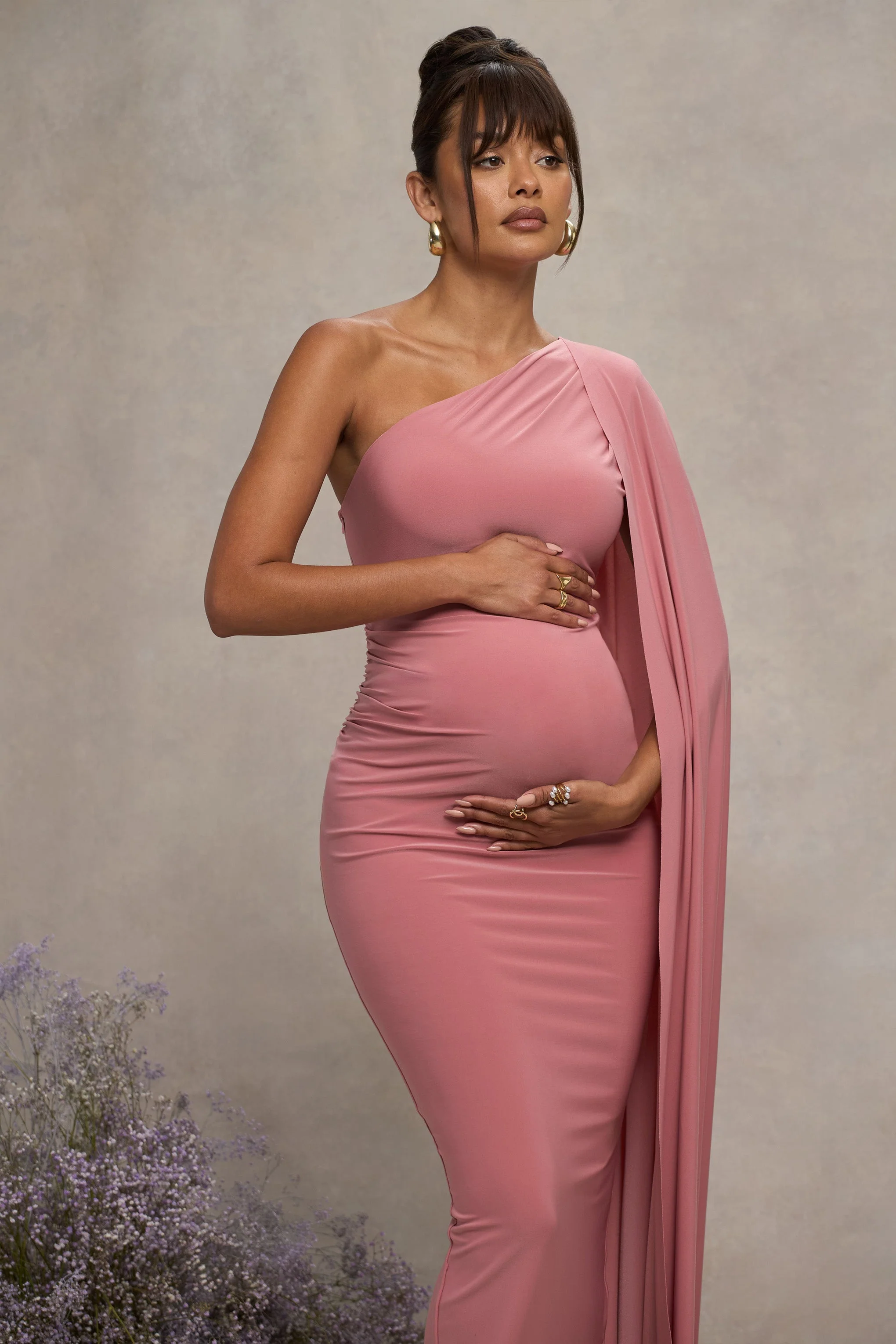 Amaryllis | Robe longue de maternité asymétrique à manches cape rose blush - Image 3