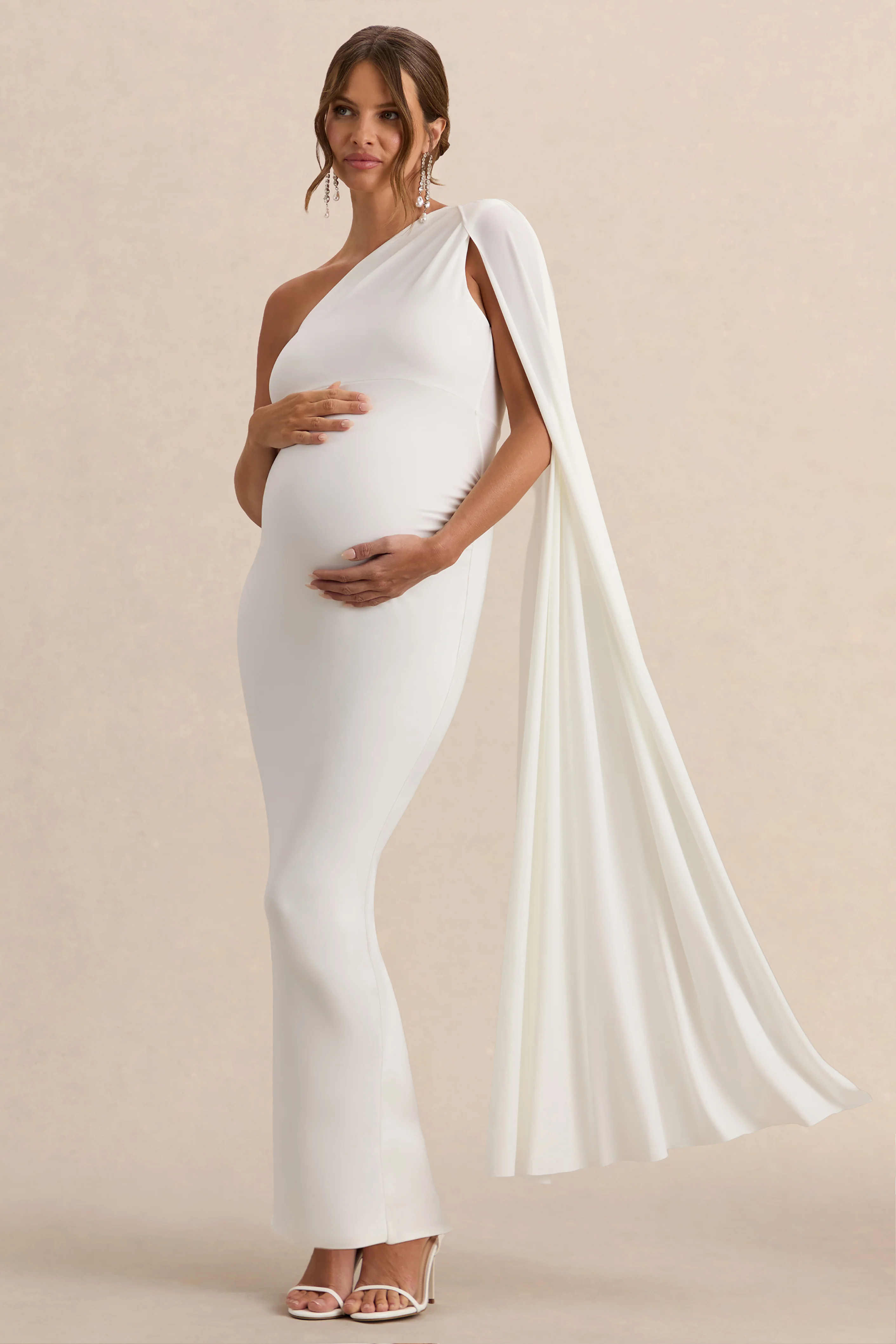 Amaryllis | Robe longue de maternité asymétrique blanche avec manches cape - Image 4