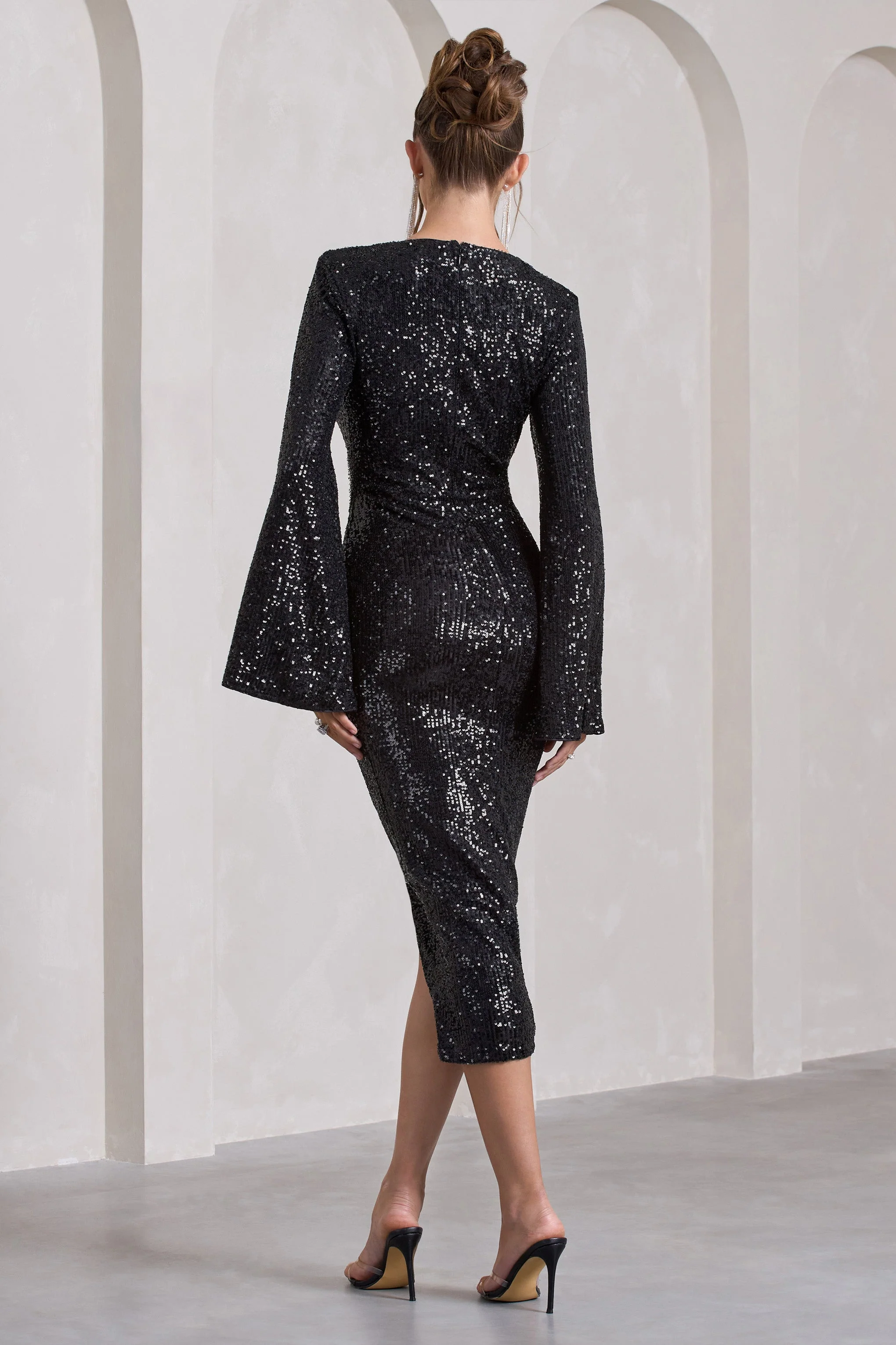 Amber | Robe mi-longue noire à sequins avec manches cape et fente sur le devant - Image 2