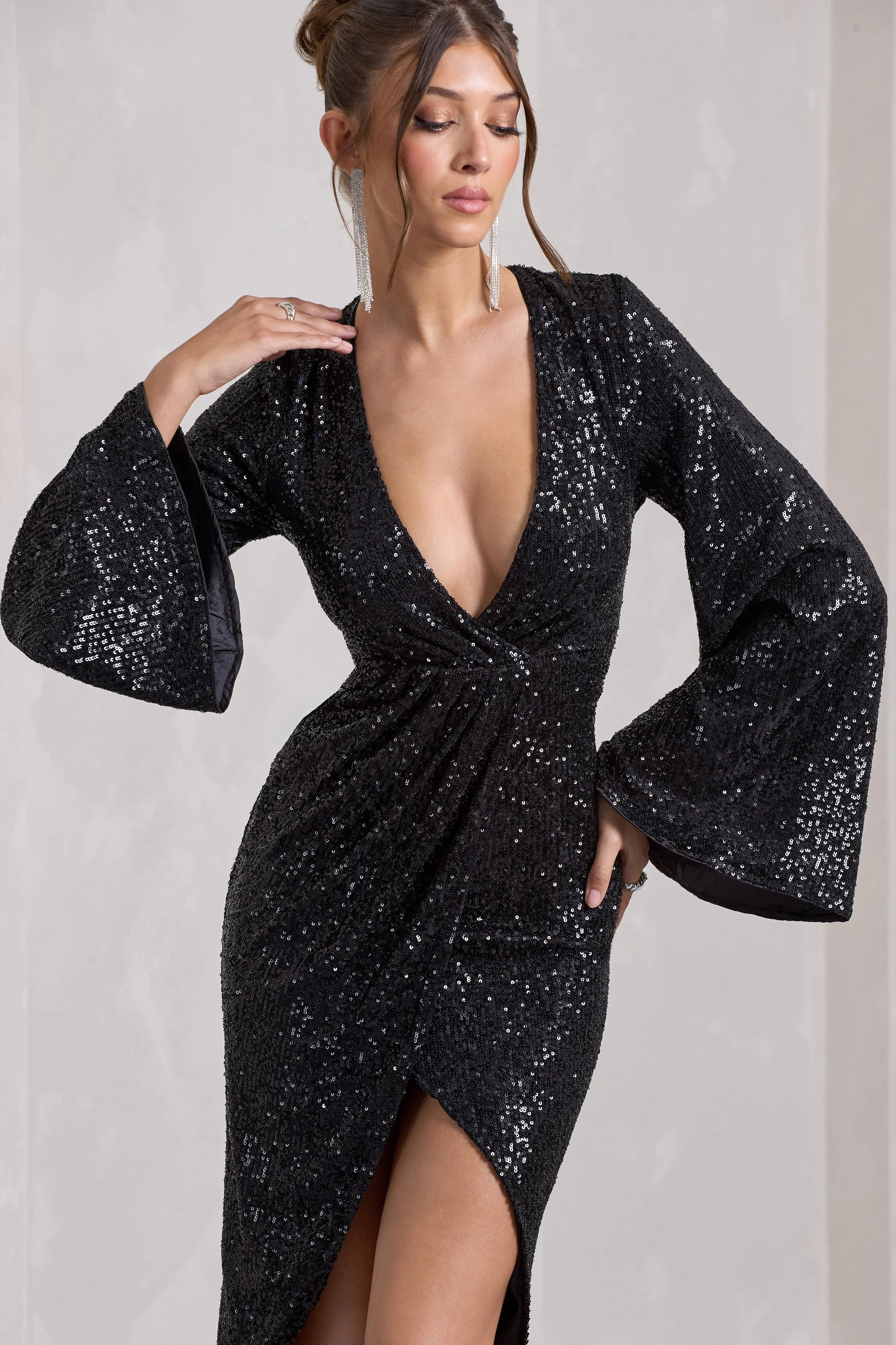 Amber | Robe mi-longue noire à sequins avec manches cape et fente sur le devant - Image 3
