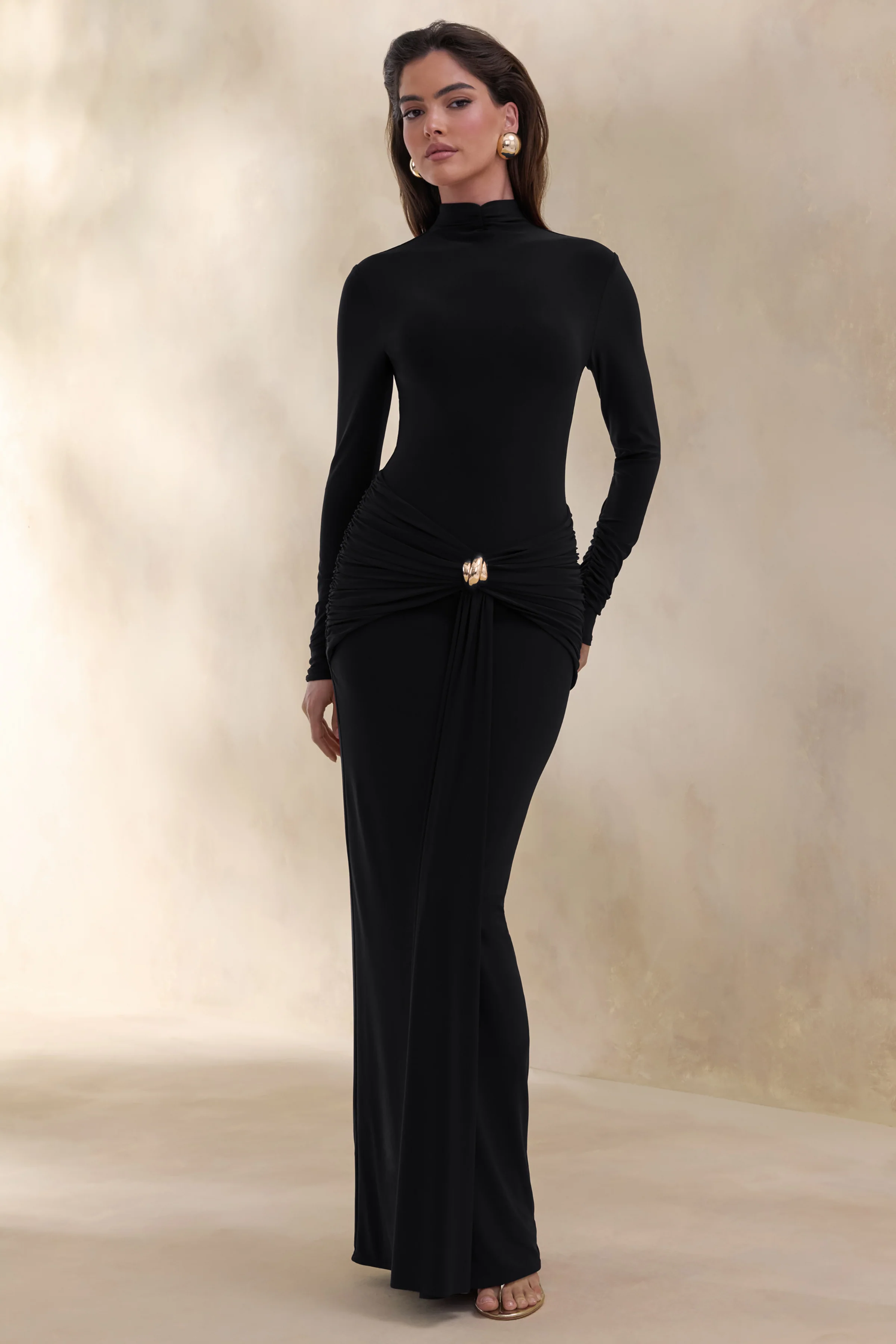 Ambrette | Robe longue noire à encolure haute avec détails froncés - Image 5