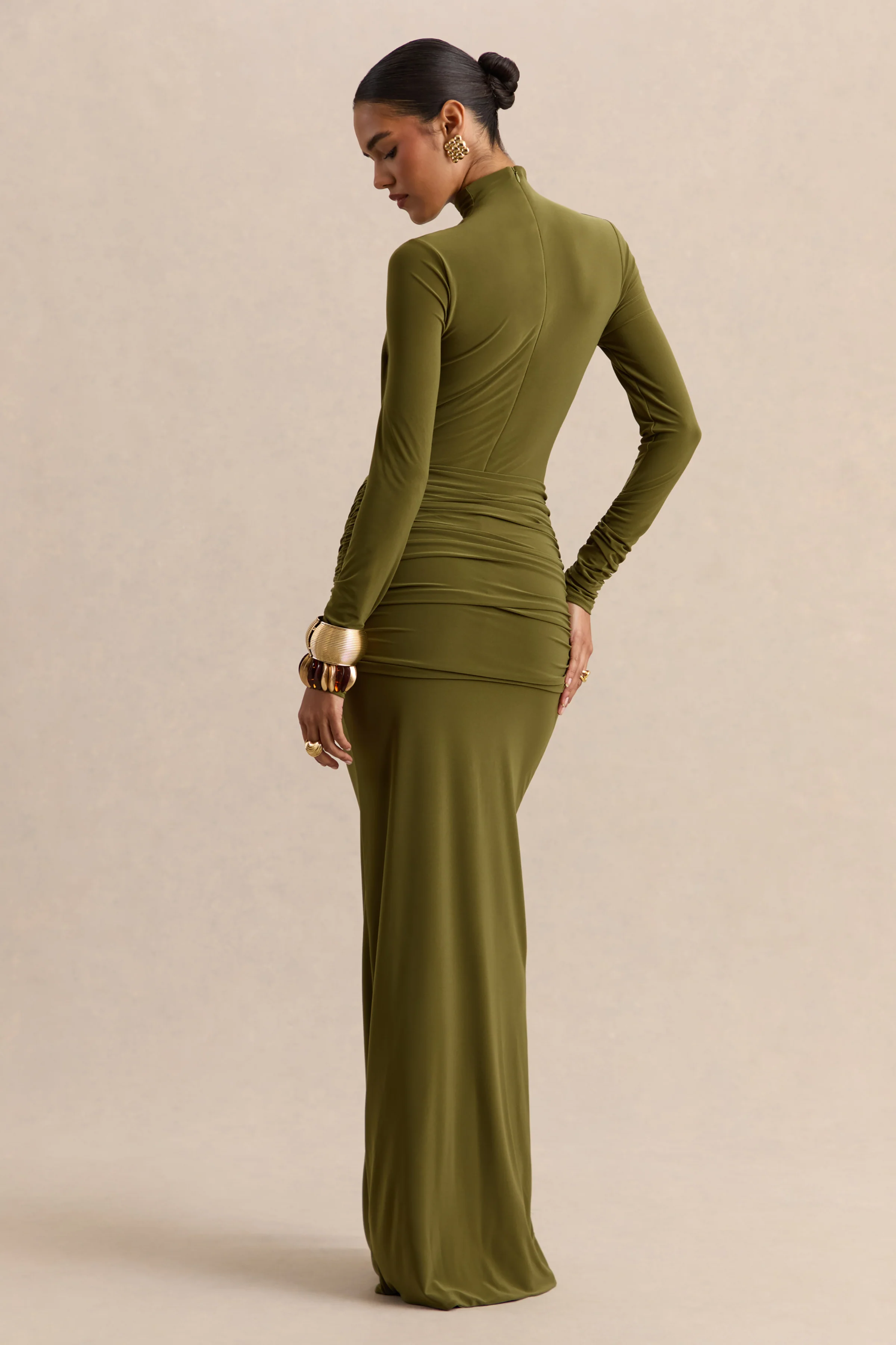 Ambrette | Robe longue olive à encolure haute avec détails froncés - Image 2