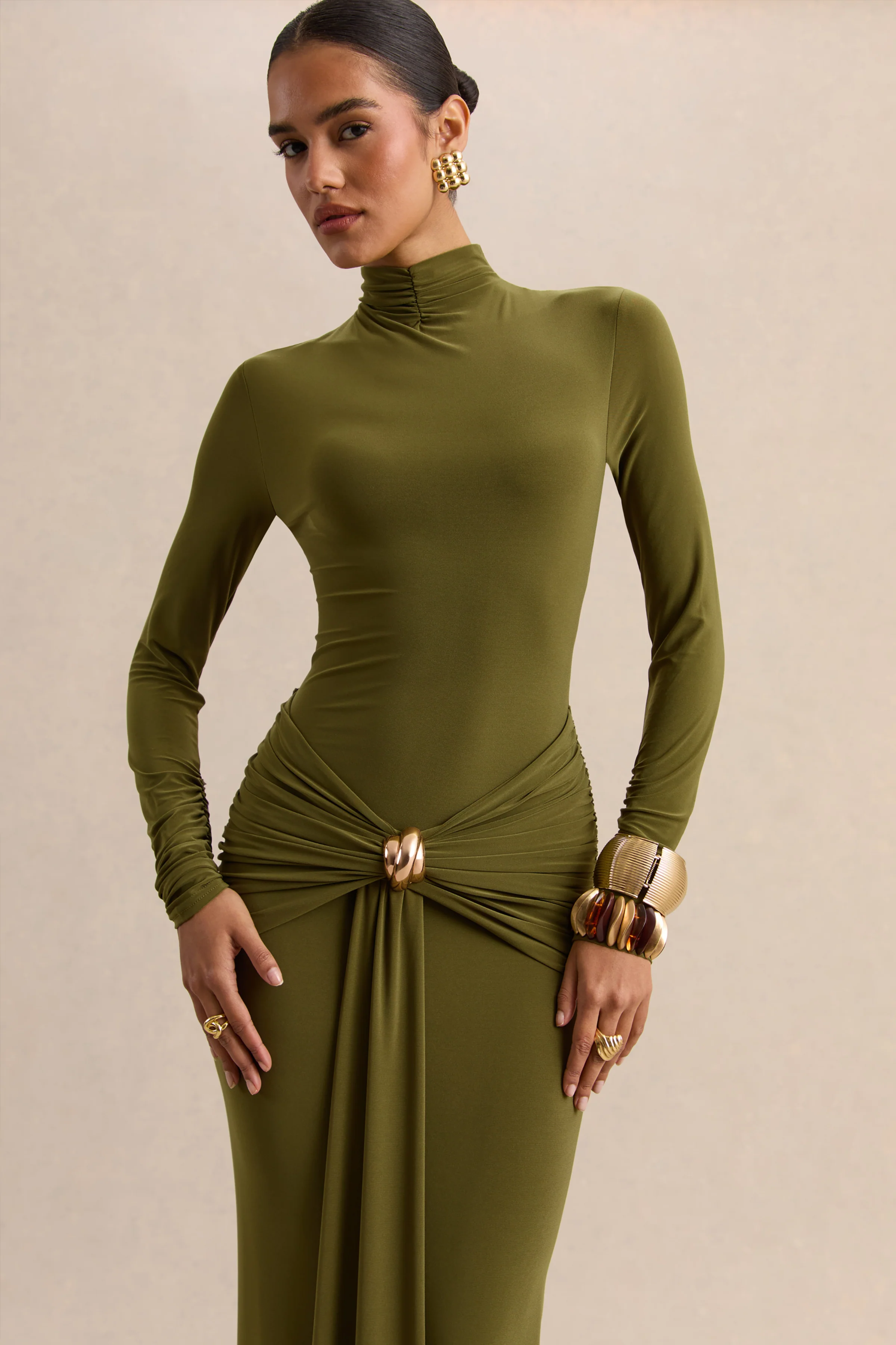 Ambrette | Robe longue olive à encolure haute avec détails froncés - Image 3