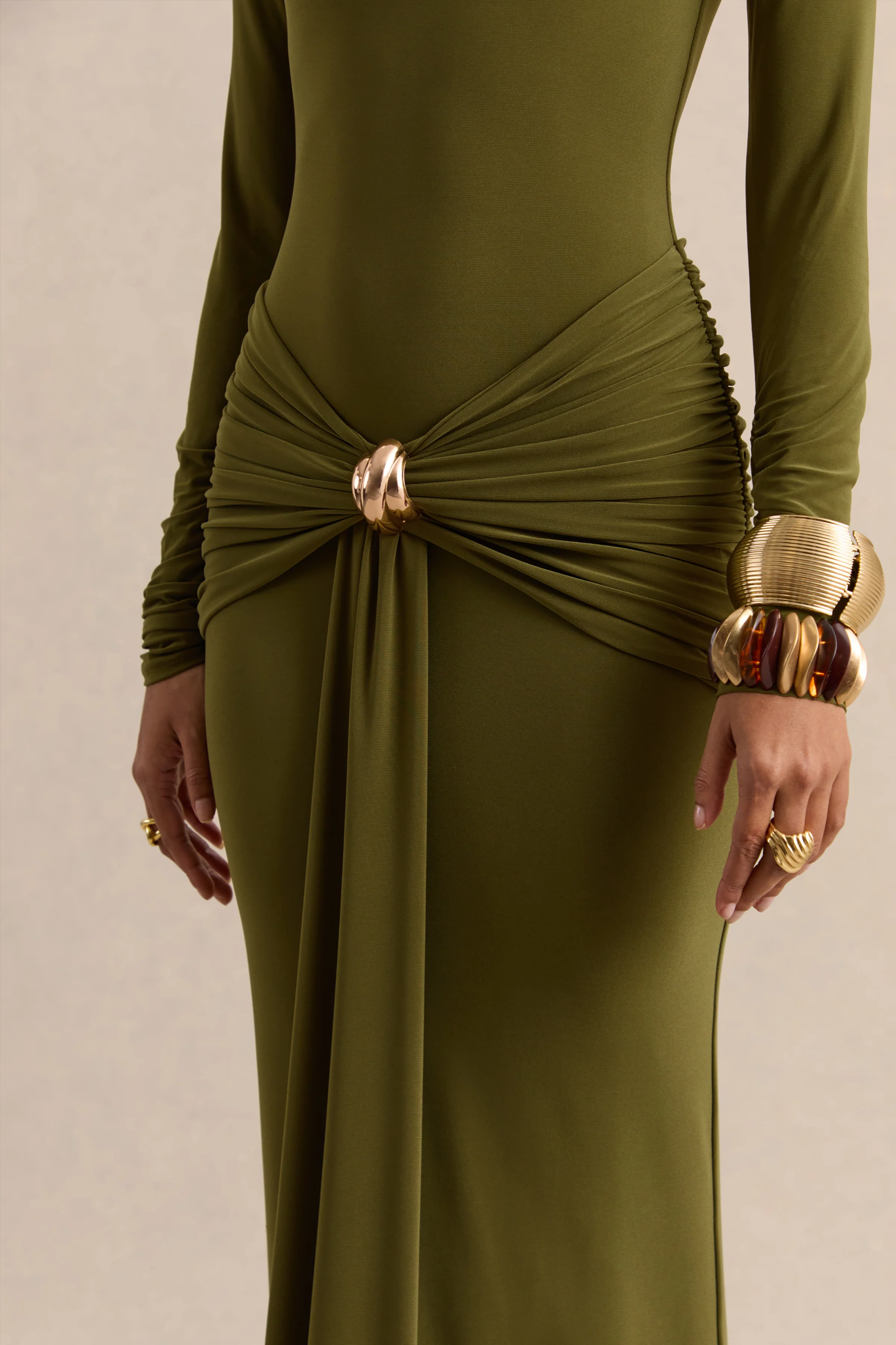 Ambrette | Robe longue olive à encolure haute avec détails froncés - Image 7