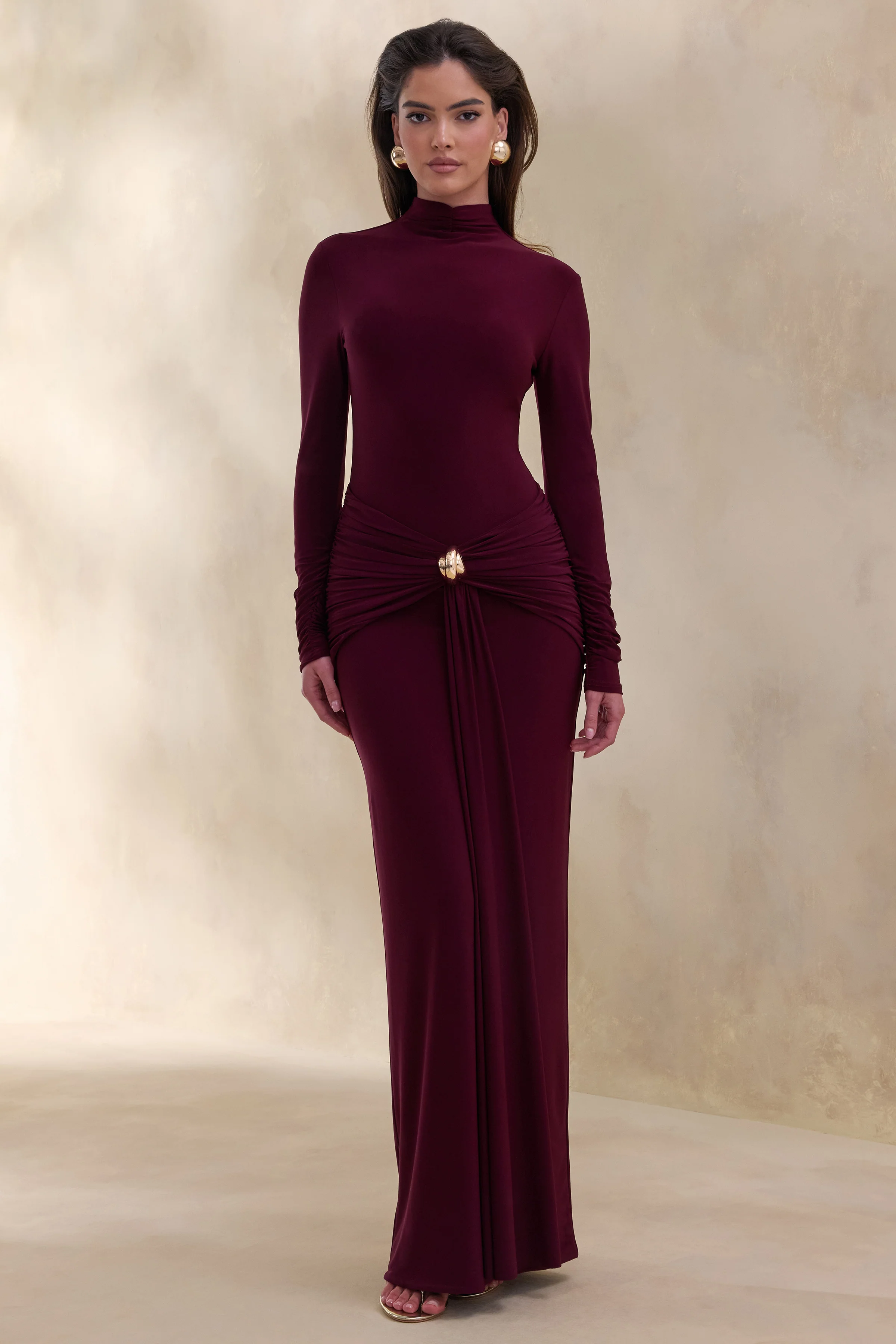 Ambrette | Robe longue prune foncé à encolure haute avec détails froncés