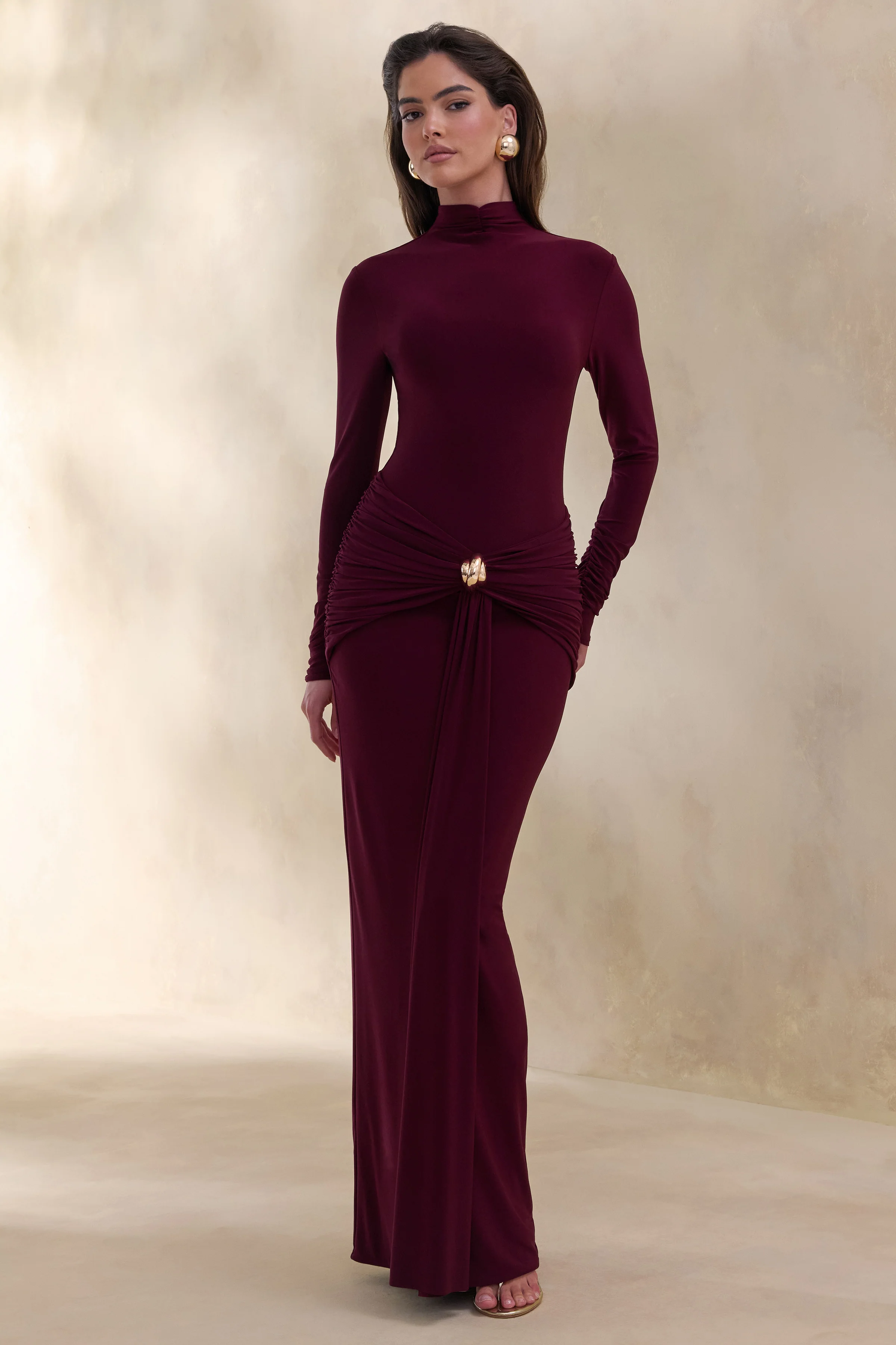 Ambrette | Robe longue prune foncé à encolure haute avec détails froncés - Image 4