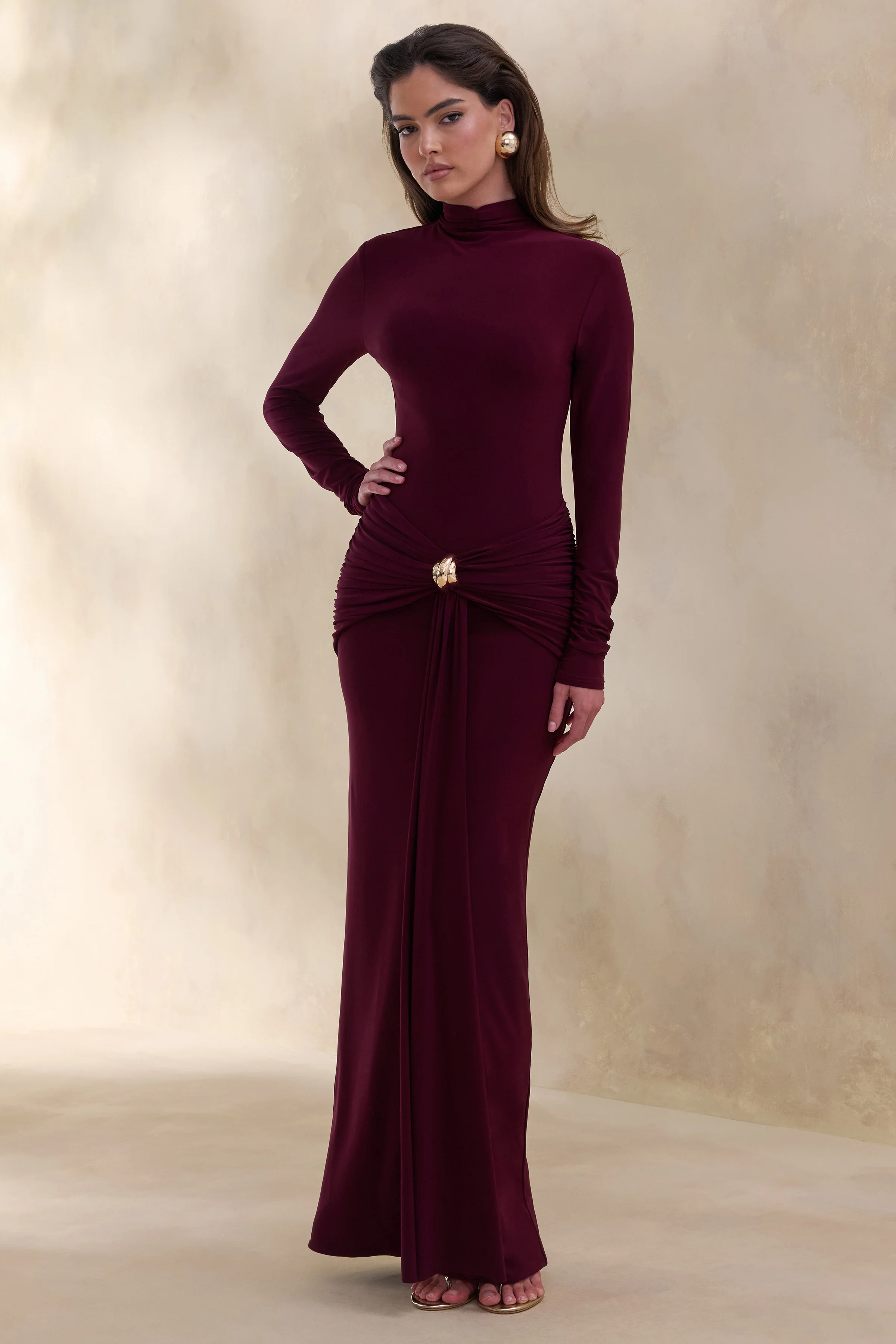Ambrette | Robe longue prune foncé à encolure haute avec détails froncés - Image 5