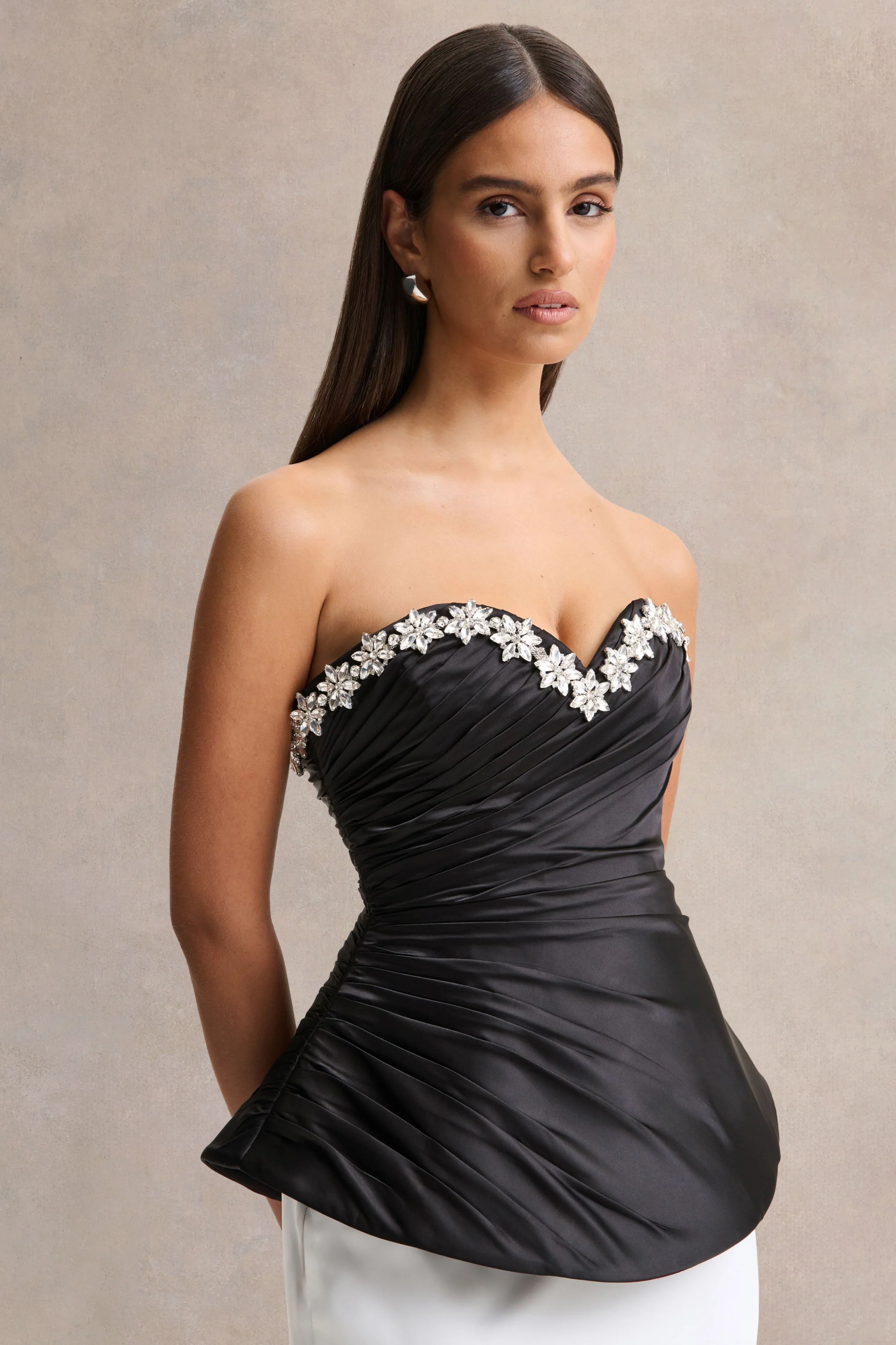 Ambria | Haut corset en satin noir avec décolleté cœur orné à la main - Image 4