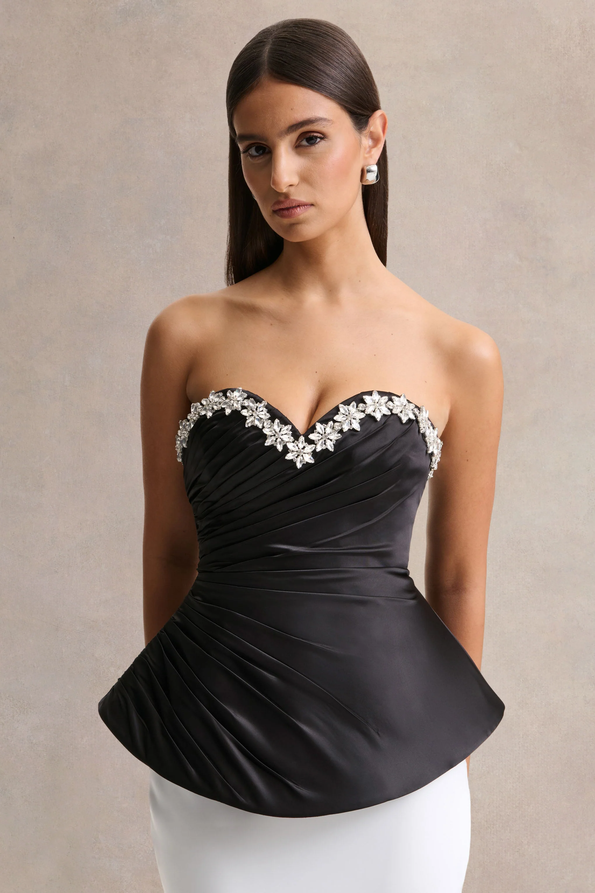 Ambria | Haut corset en satin noir avec décolleté cœur orné à la main - Image 5