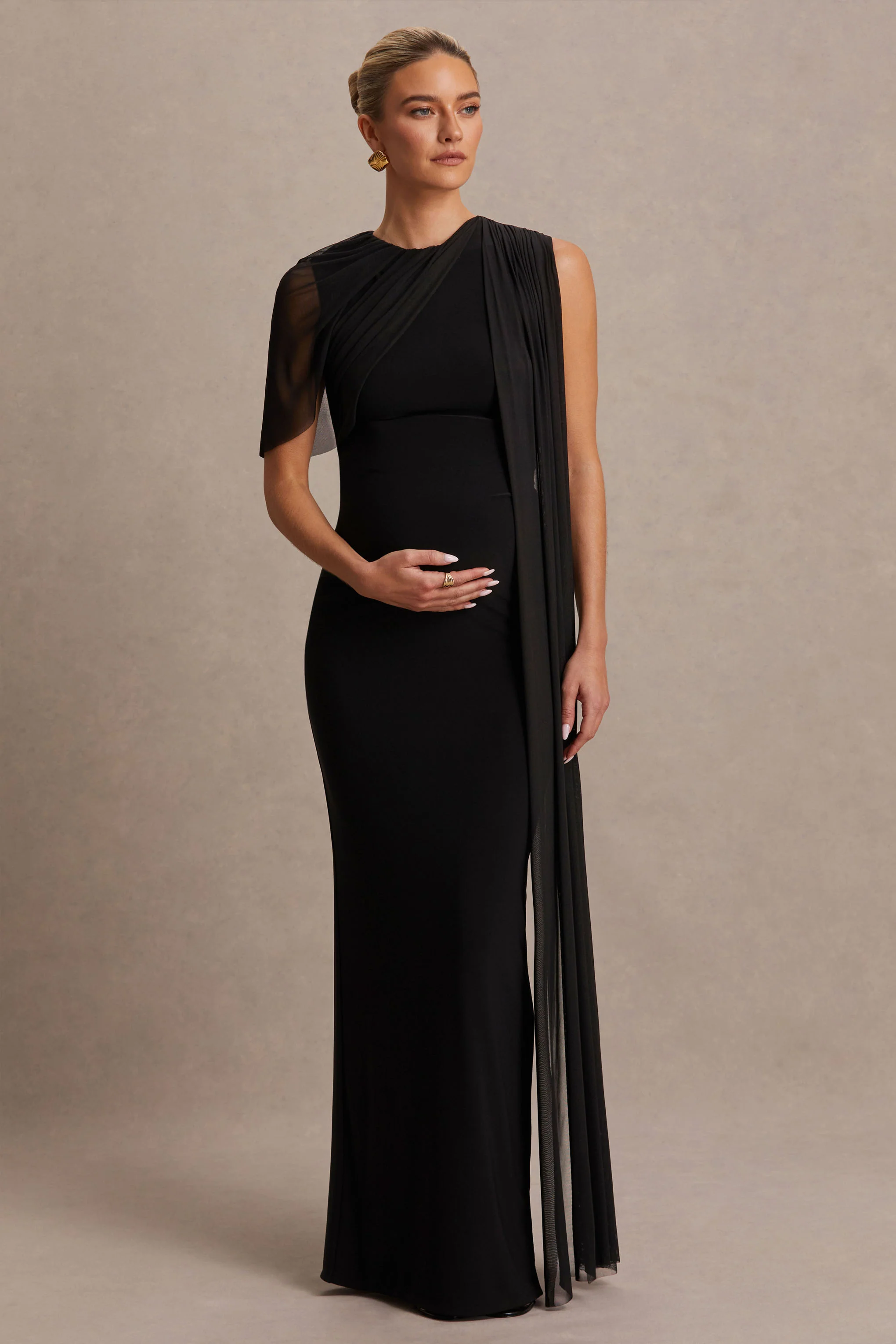 Amelise | Robe de maternité longue noire à col montant avec manche cape en mesh et ceinture fluide