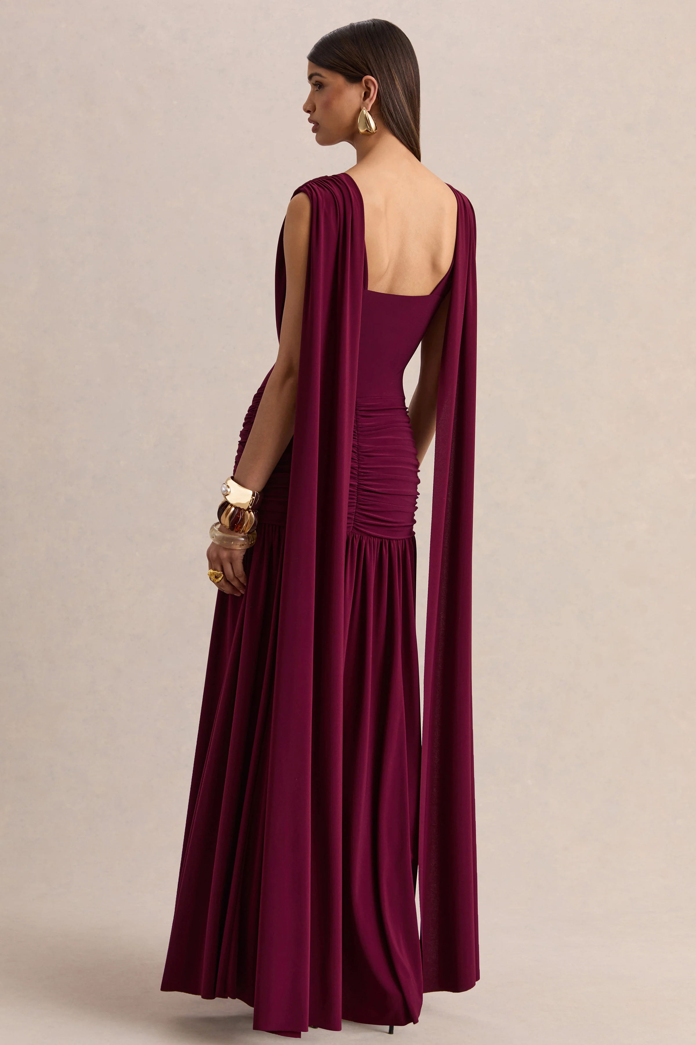 Amelisse | Robe longue bordeaux à encolure plongeante avec détails froncés - Image 2