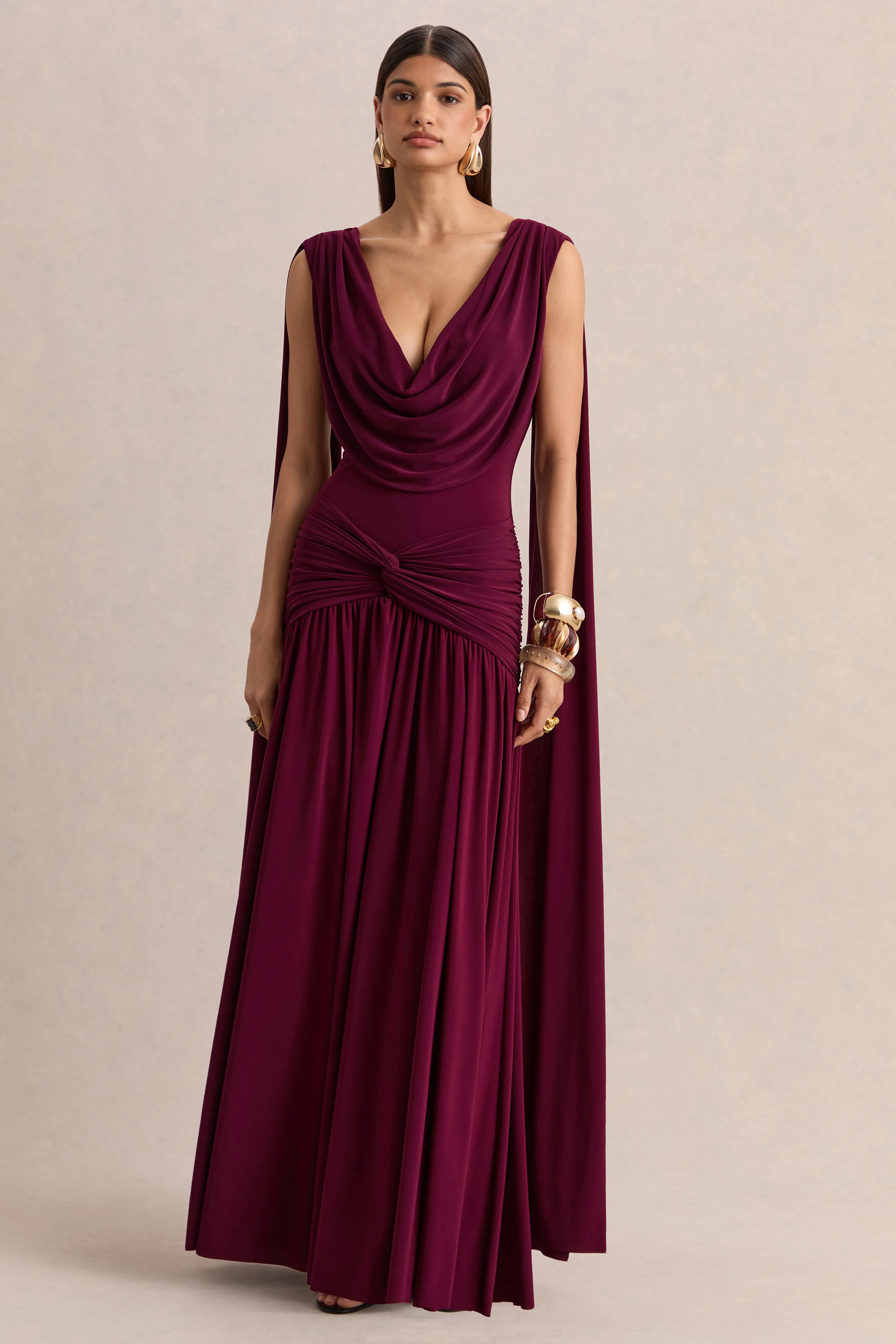 Amelisse | Robe longue bordeaux à encolure plongeante avec détails froncés - Image 4