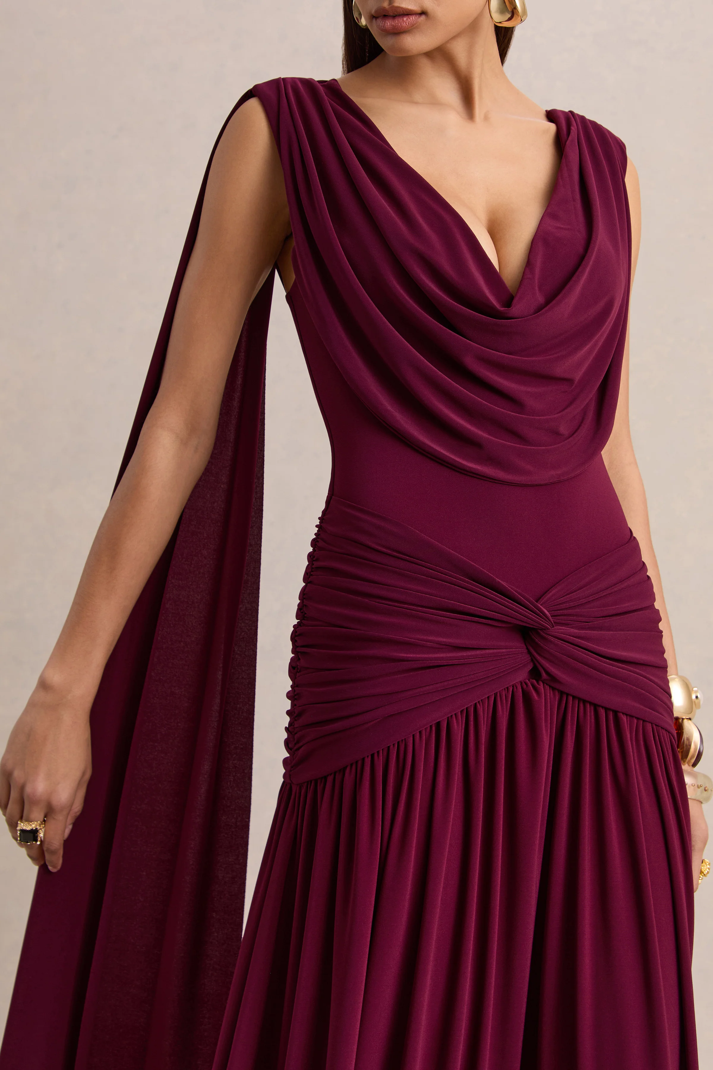 Amelisse | Robe longue bordeaux à encolure plongeante avec détails froncés - Image 5