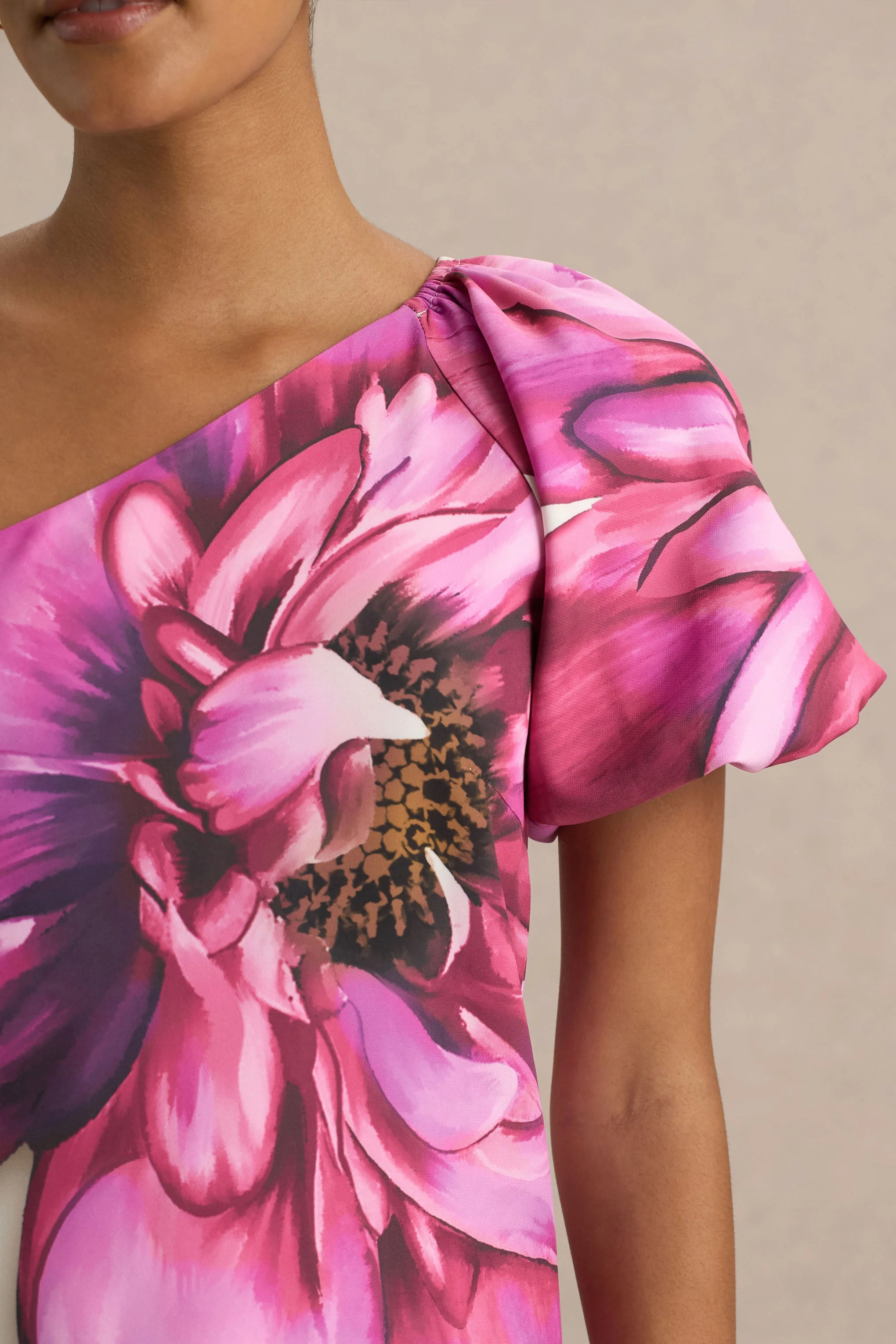 Anastasia | Robe Longue Asymétrique à Grand Imprimé Floral avec Détail Froncé - Image 6