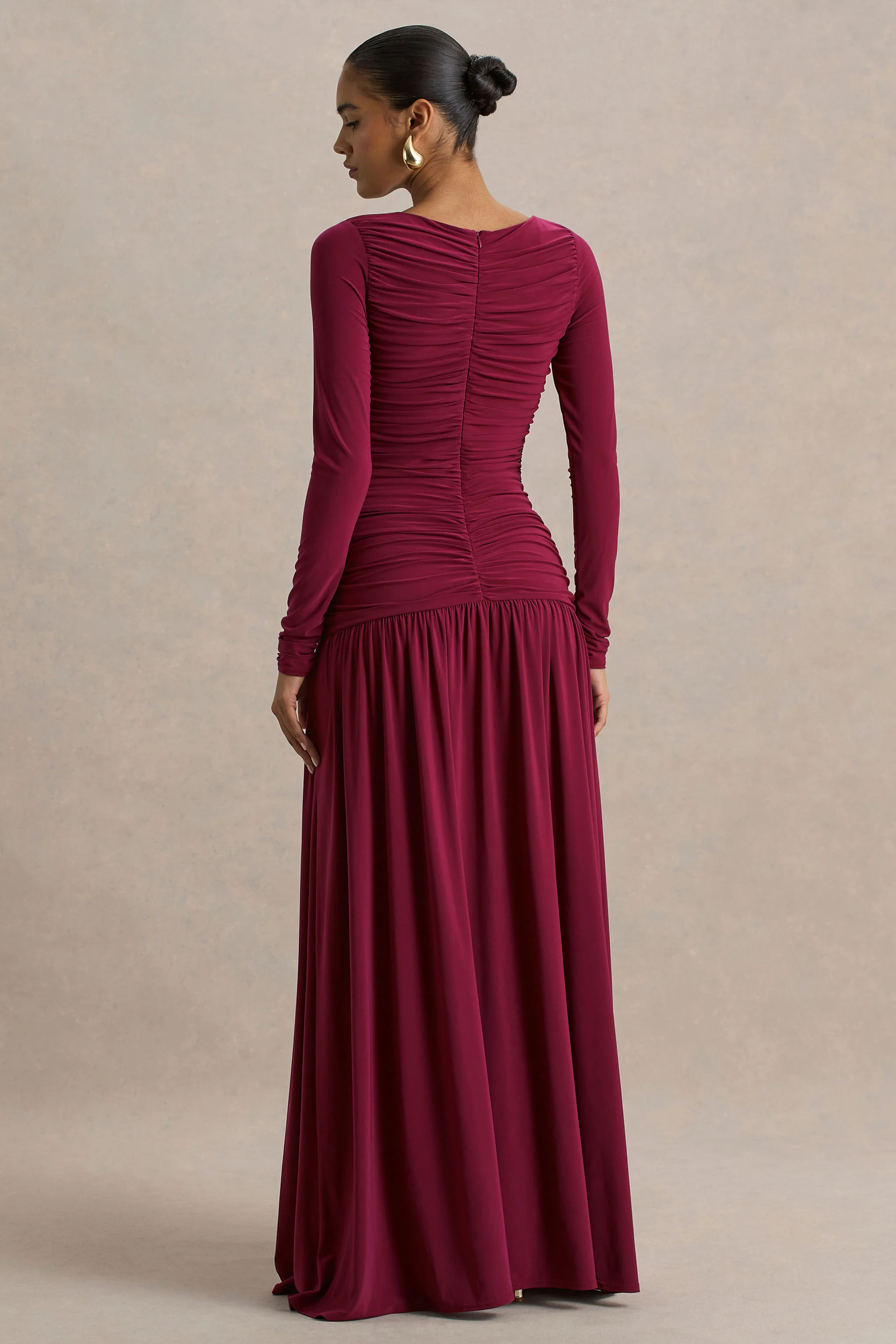 Aniyah | Robe longue bordeaux à col montant avec détails froncés - Image 2