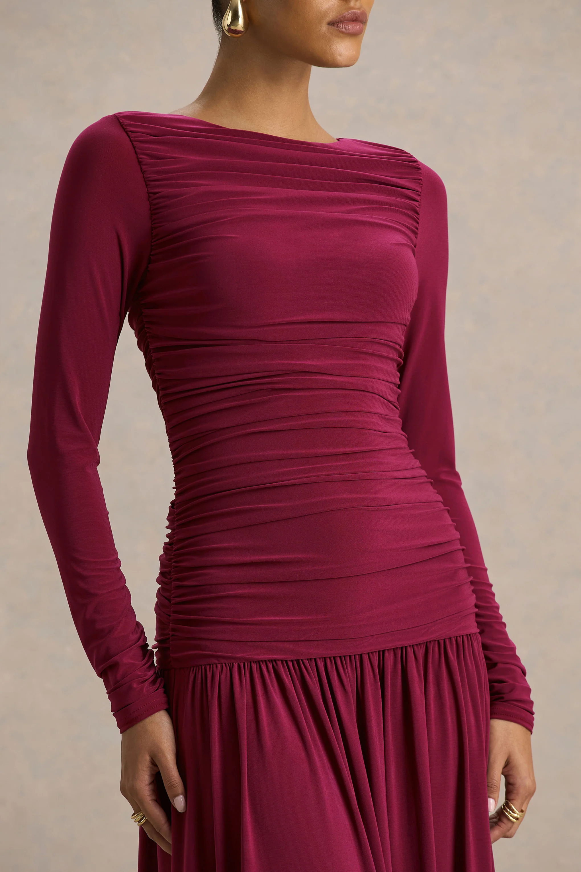 Aniyah | Robe longue bordeaux à col montant avec détails froncés - Image 3