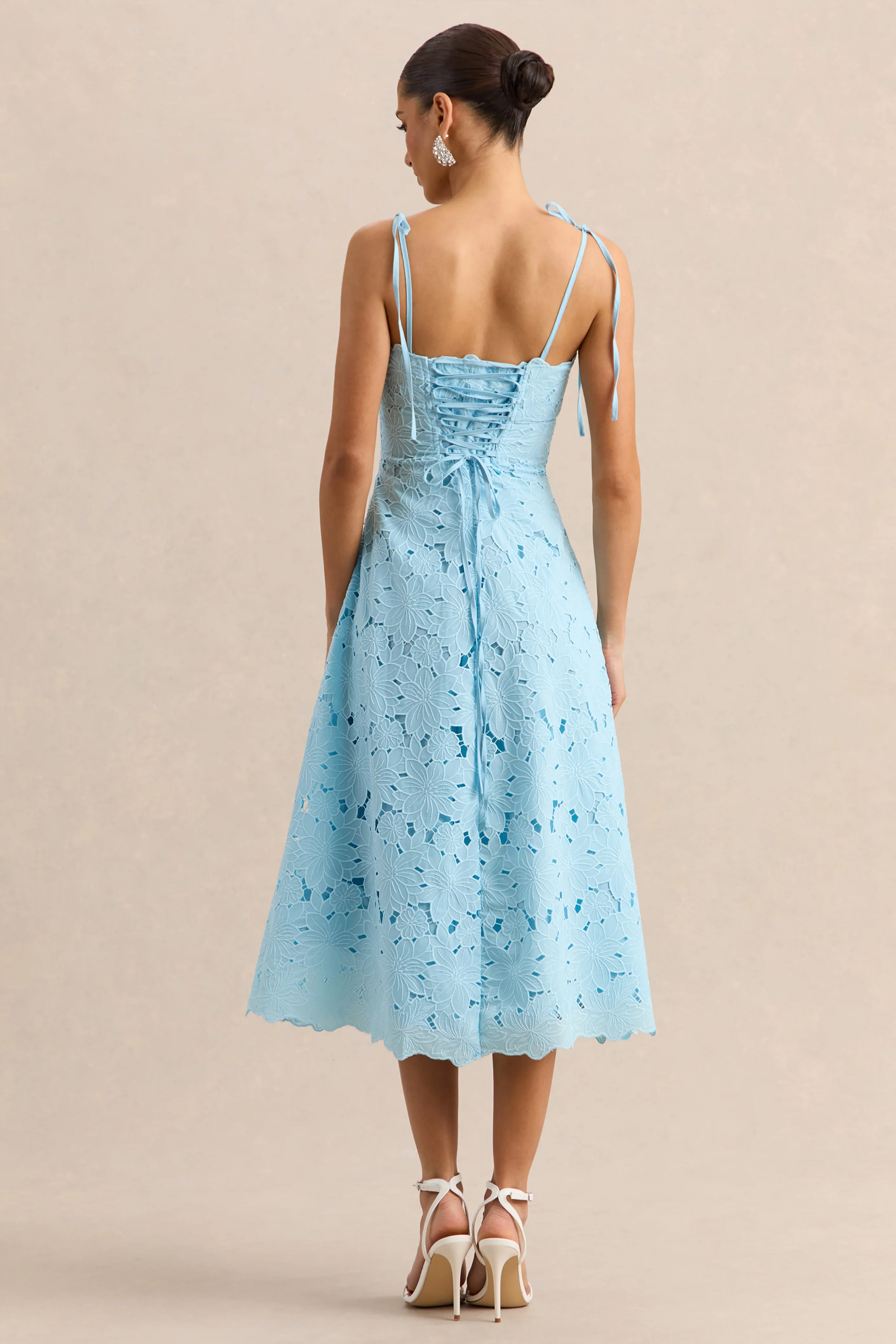 Anna | Robe mi-longue bleu poudré brodée à encolure carrée - Image 2