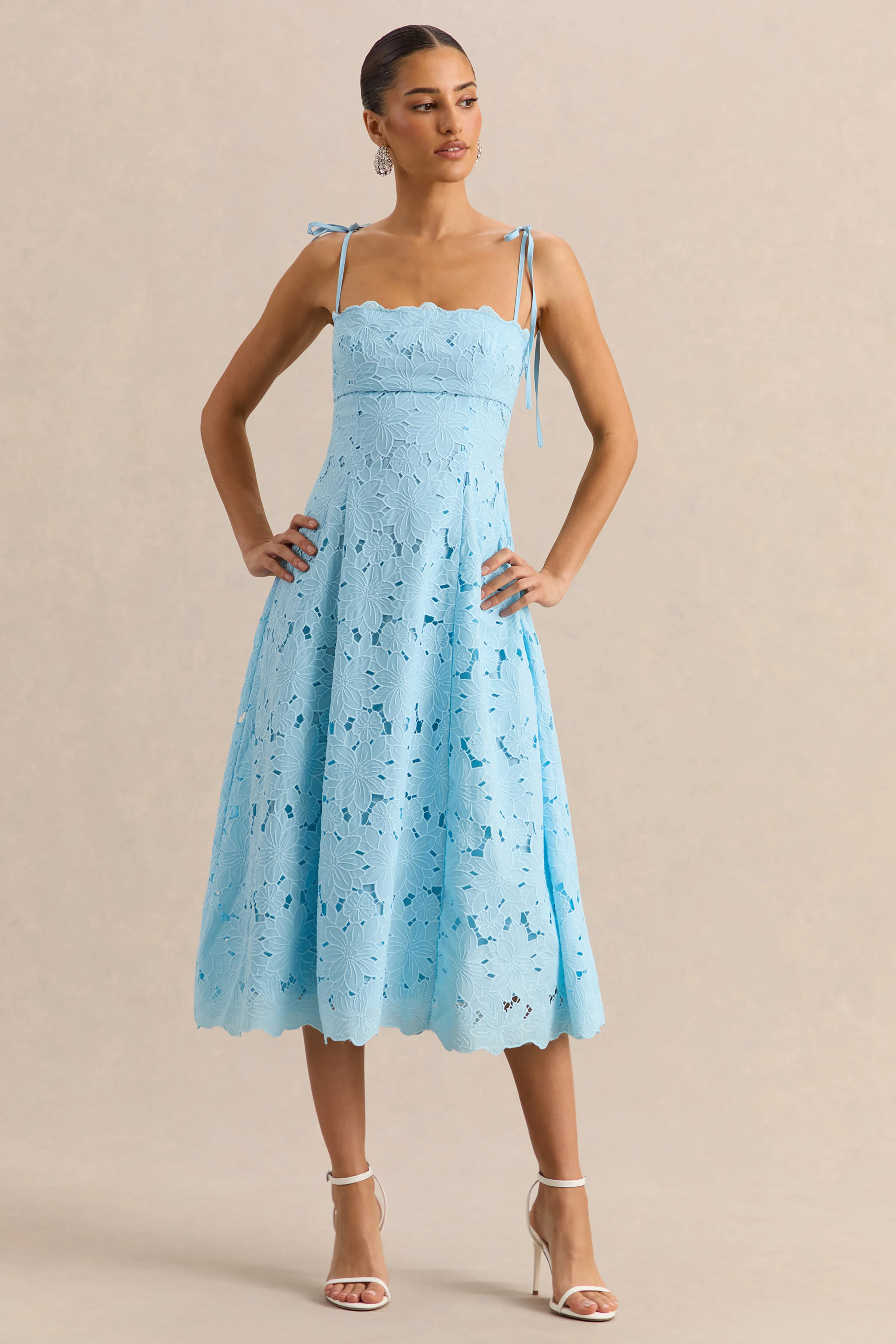 Anna | Robe mi-longue bleu poudré brodée à encolure carrée - Image 4