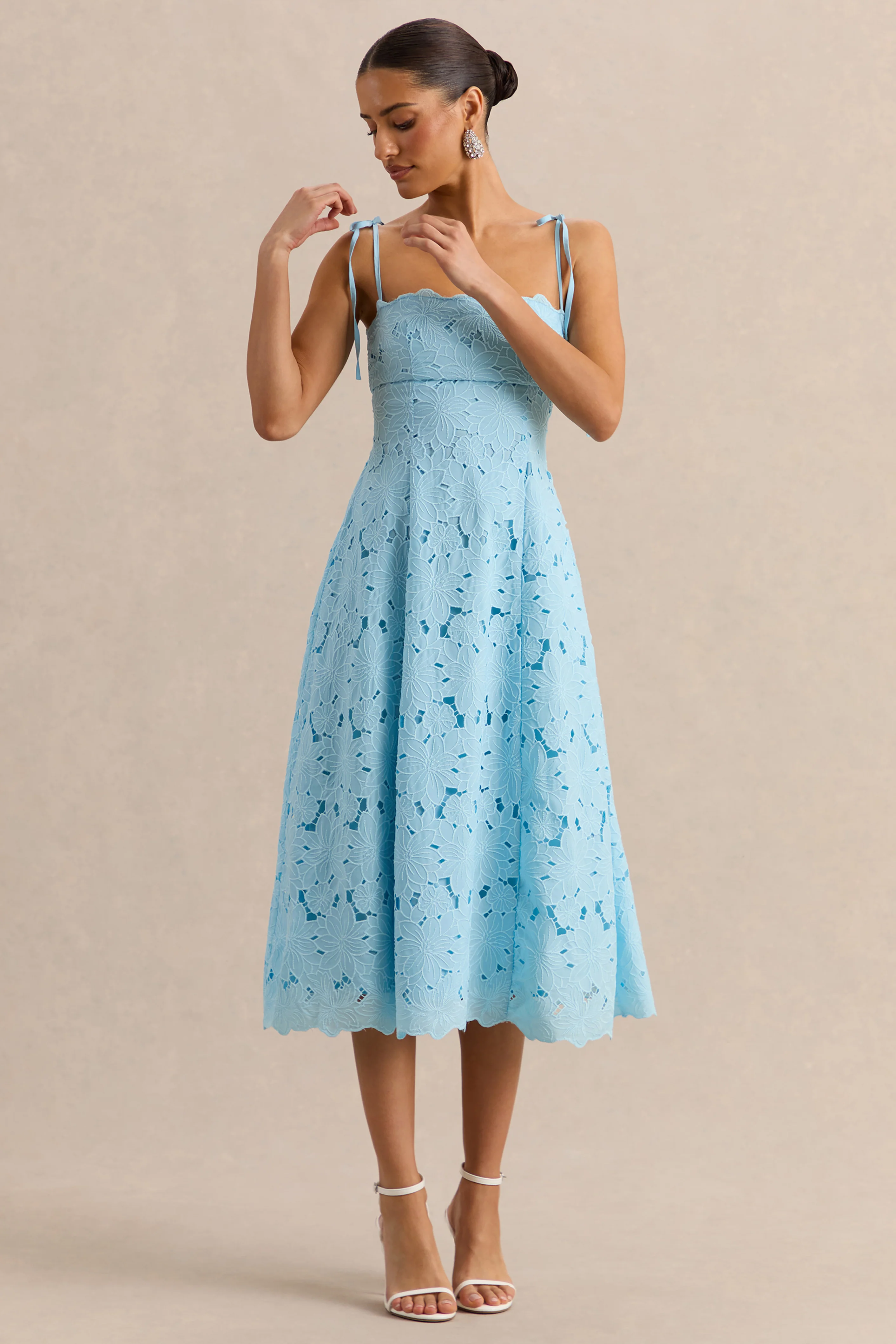 Anna | Robe mi-longue bleu poudré brodée à encolure carrée - Image 5