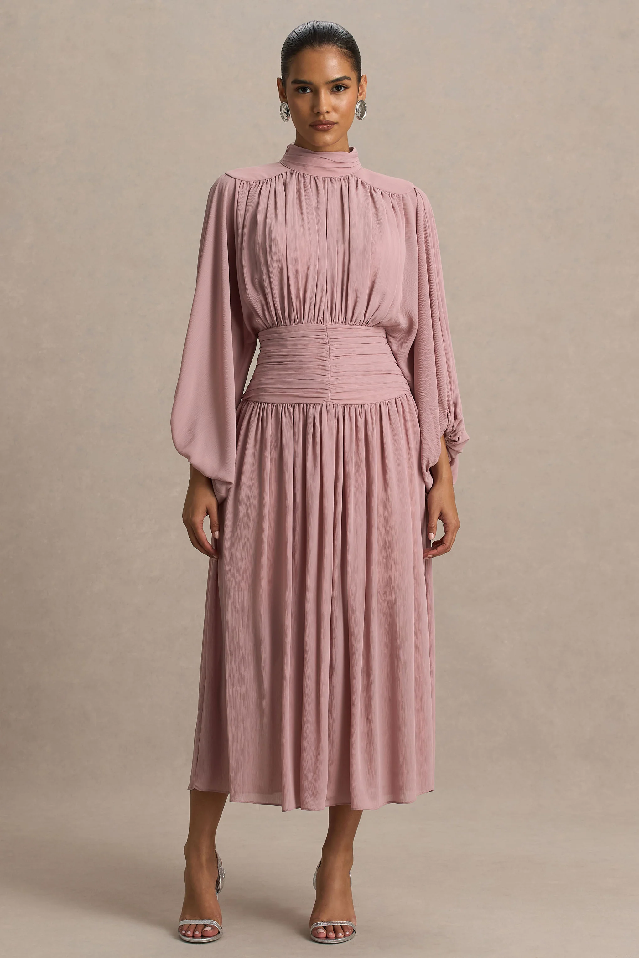 Annabel | Robe mi-longue vieux rose à encolure haute avec taille basse et détails plissés