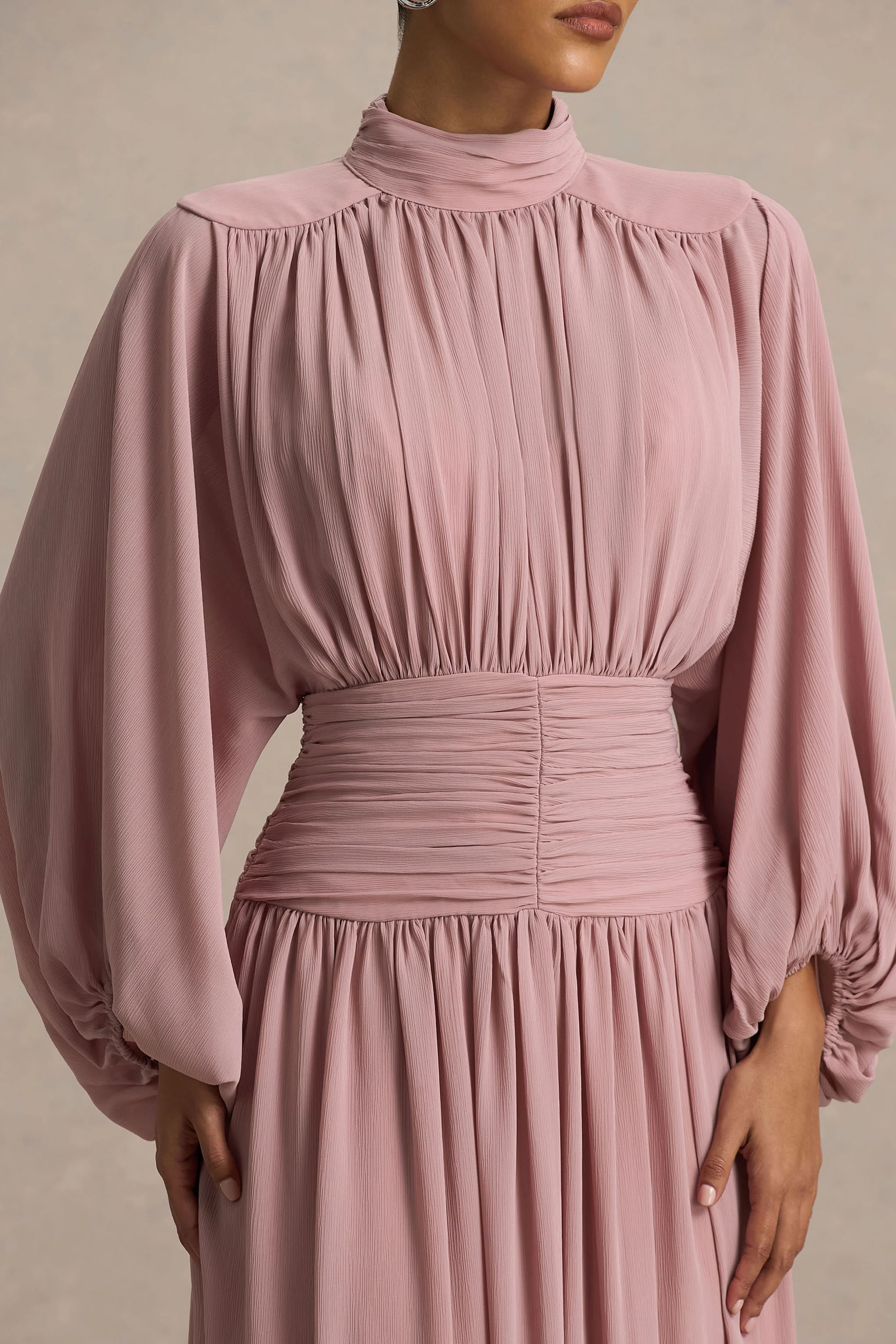 Annabel | Robe mi-longue vieux rose à encolure haute avec taille basse et détails plissés - Image 3